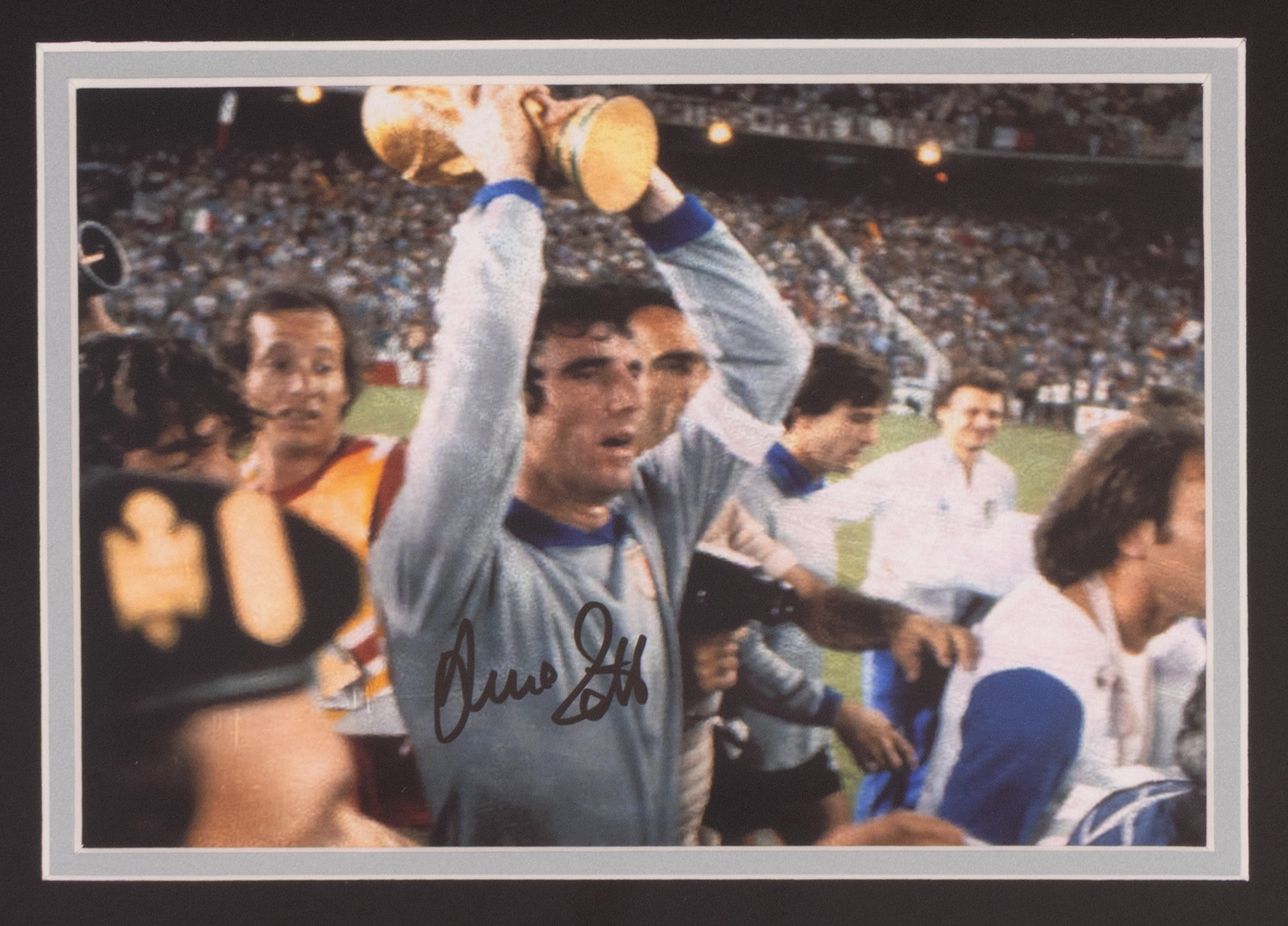 Fotografie ilustrându-l pe Dino Zoff, cu semnătura olografă a acestuia, înrămată