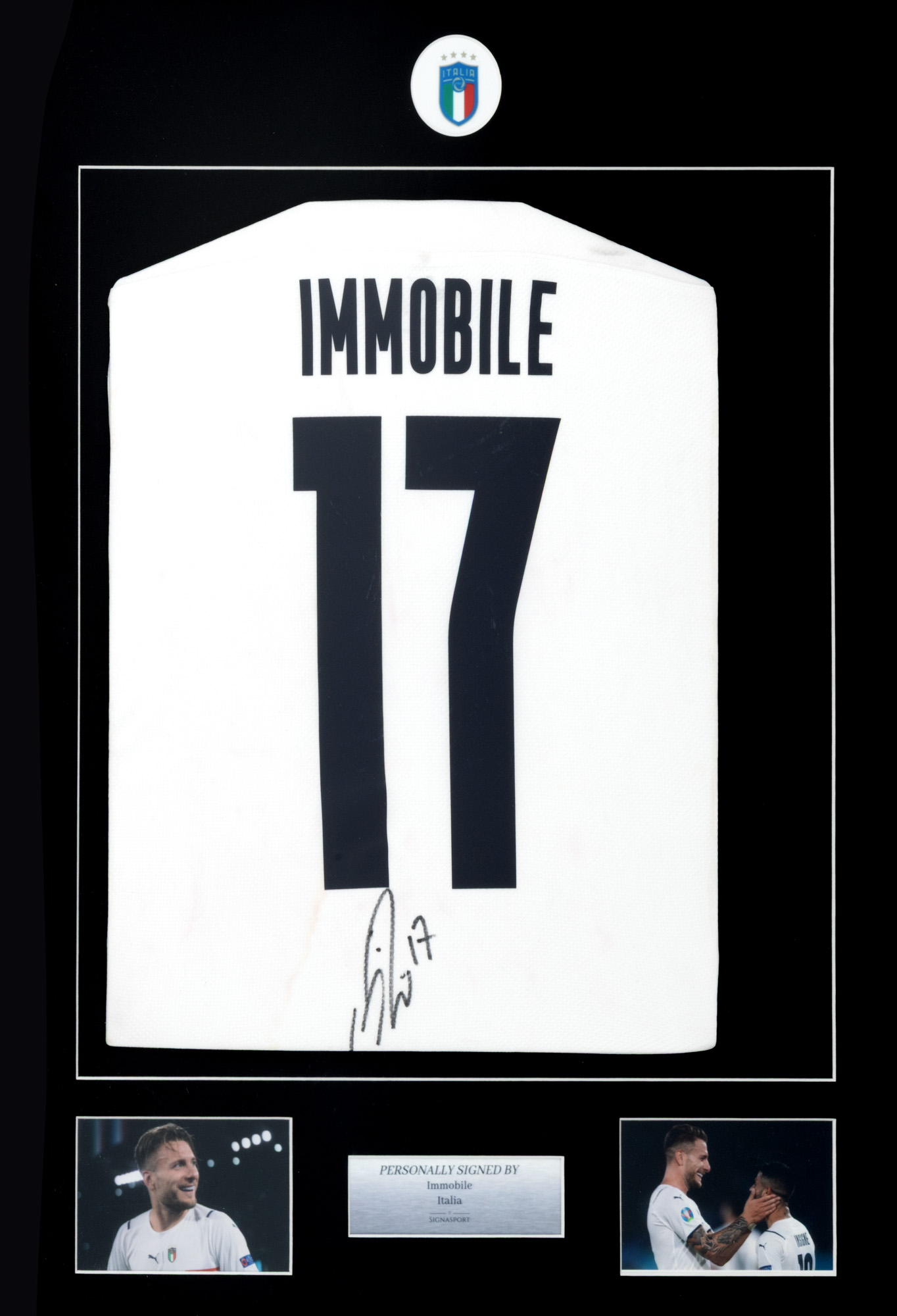 Tricou al echipei naționale a Italiei, cu semnătura olografă a lui Ciro Immobile, înrămat
