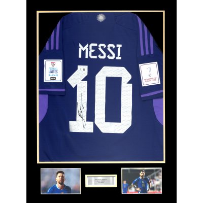 Framed shirt of the Argentina national team, with Lionel Messi's holographic signature