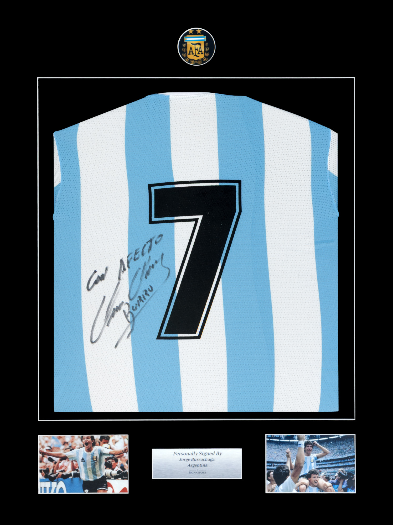Tricou al echipei naționale a Argentinei, cu semnătura olografă a lui Jorge Burruchaga, înrămat