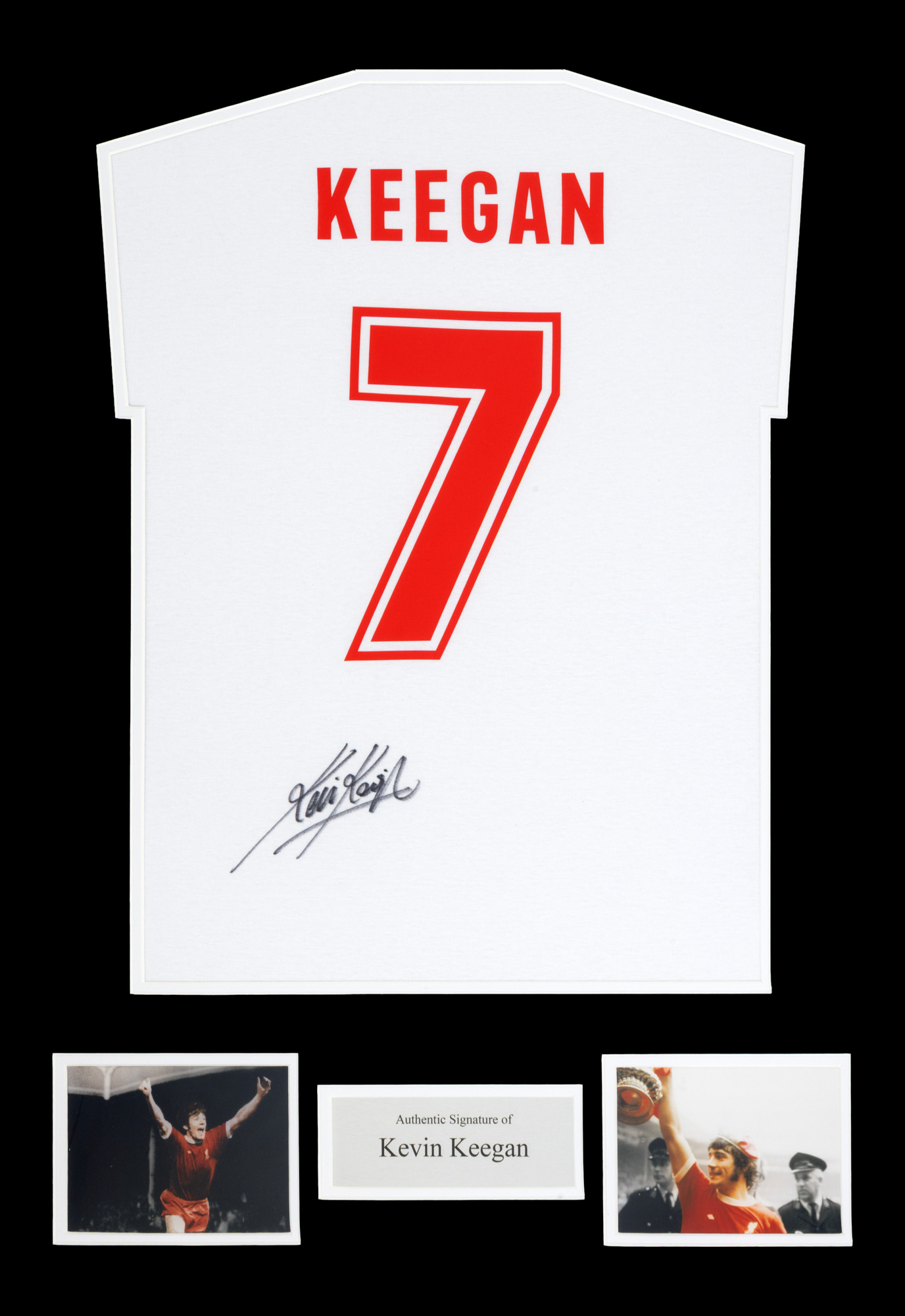 Tricou al echipei Angliei, cu semnătura olografă a lui Kevin Keegan, înrămat