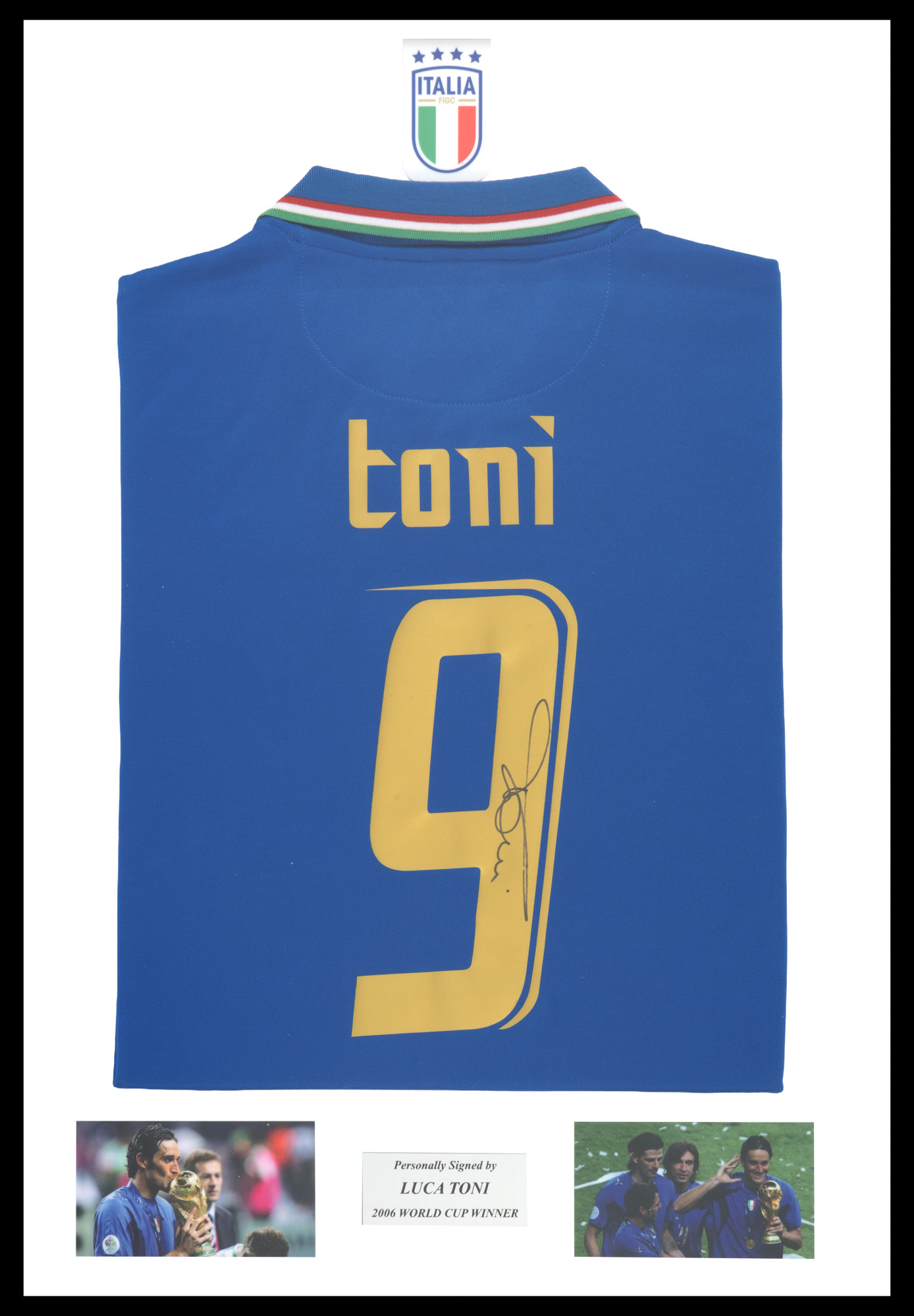Tricou al echipei naționale a Italiei, cu semnătura olografă a lui Luca Toni, înrămat