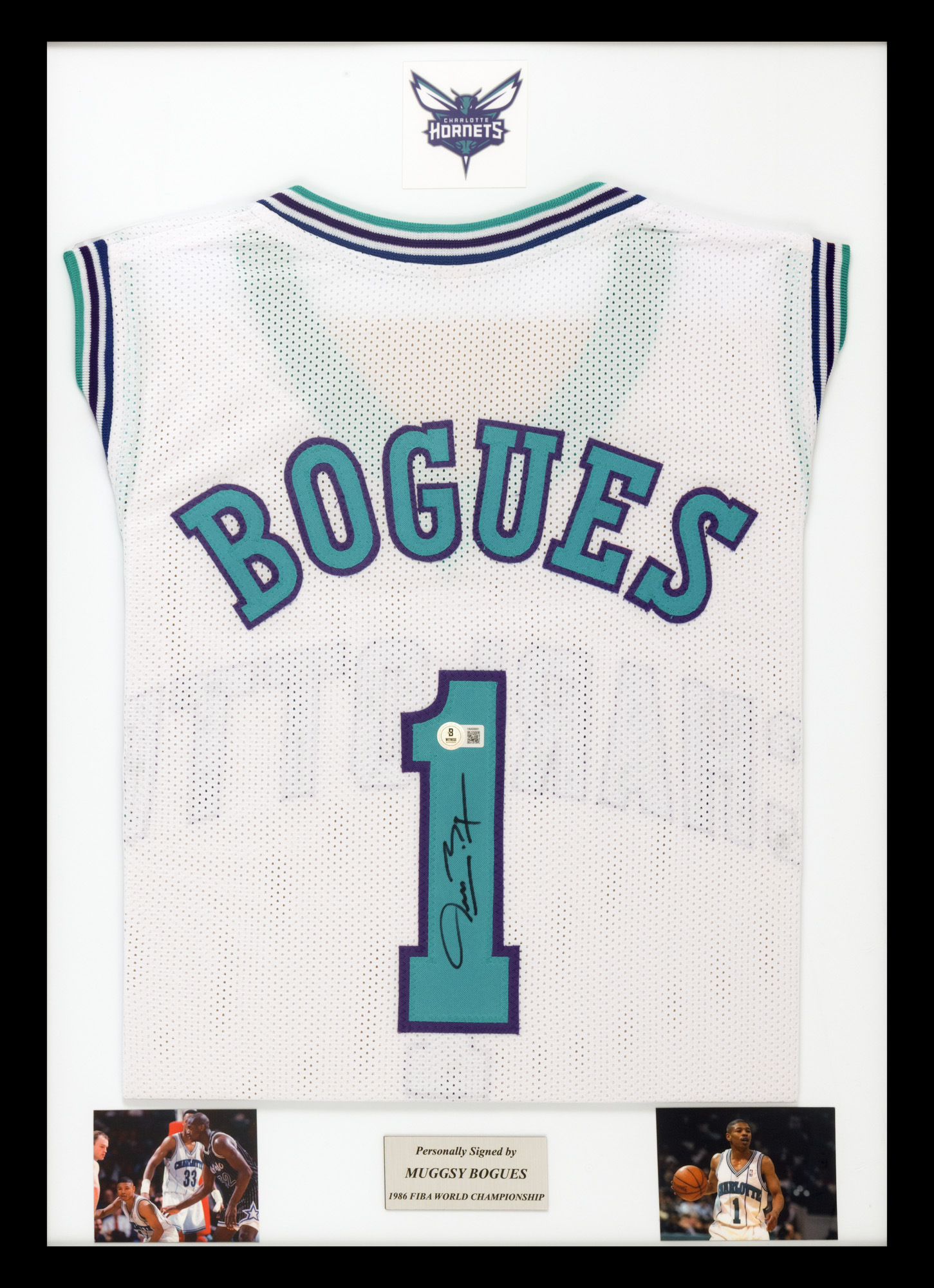 Tricou Charlotte Hornets, cu semnătura olografă a lui Mugsy Bogues, înrămat