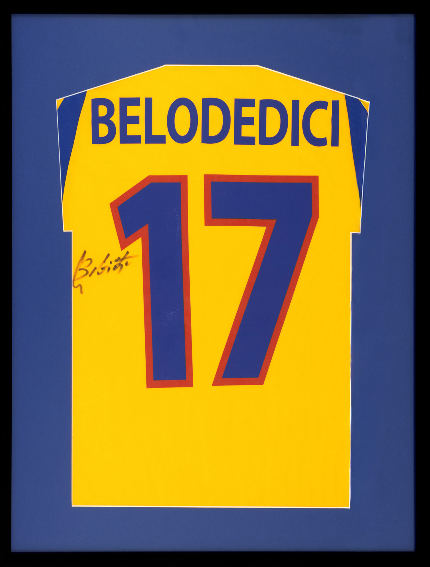 Tricou al echipei naționale a României, cu semnătura olografă a lui Miodrag Belodedici, înrămat