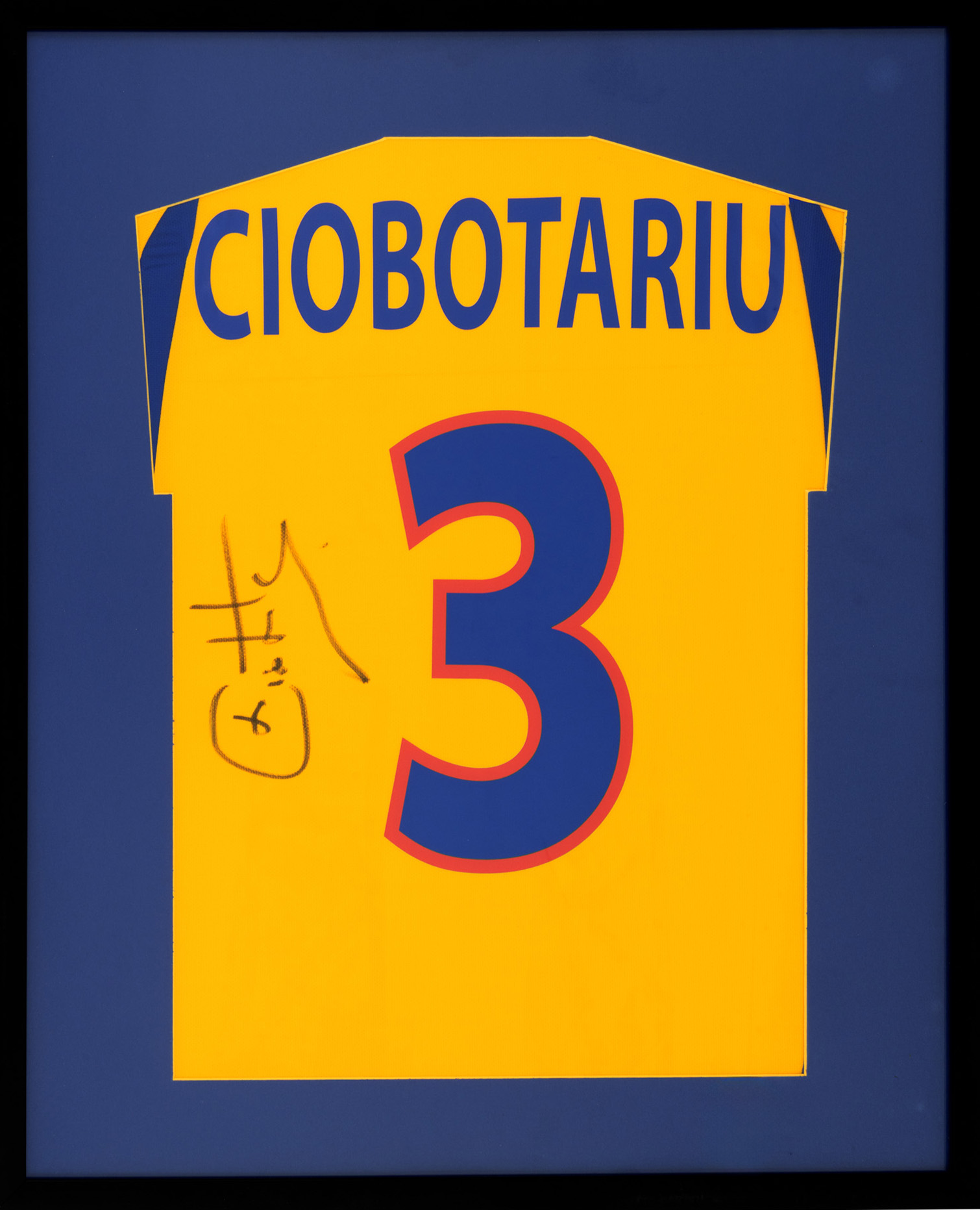 Tricou al echipei naționale a României, cu semnătura olografă a lui Liviu Ciobotariu, înrămat