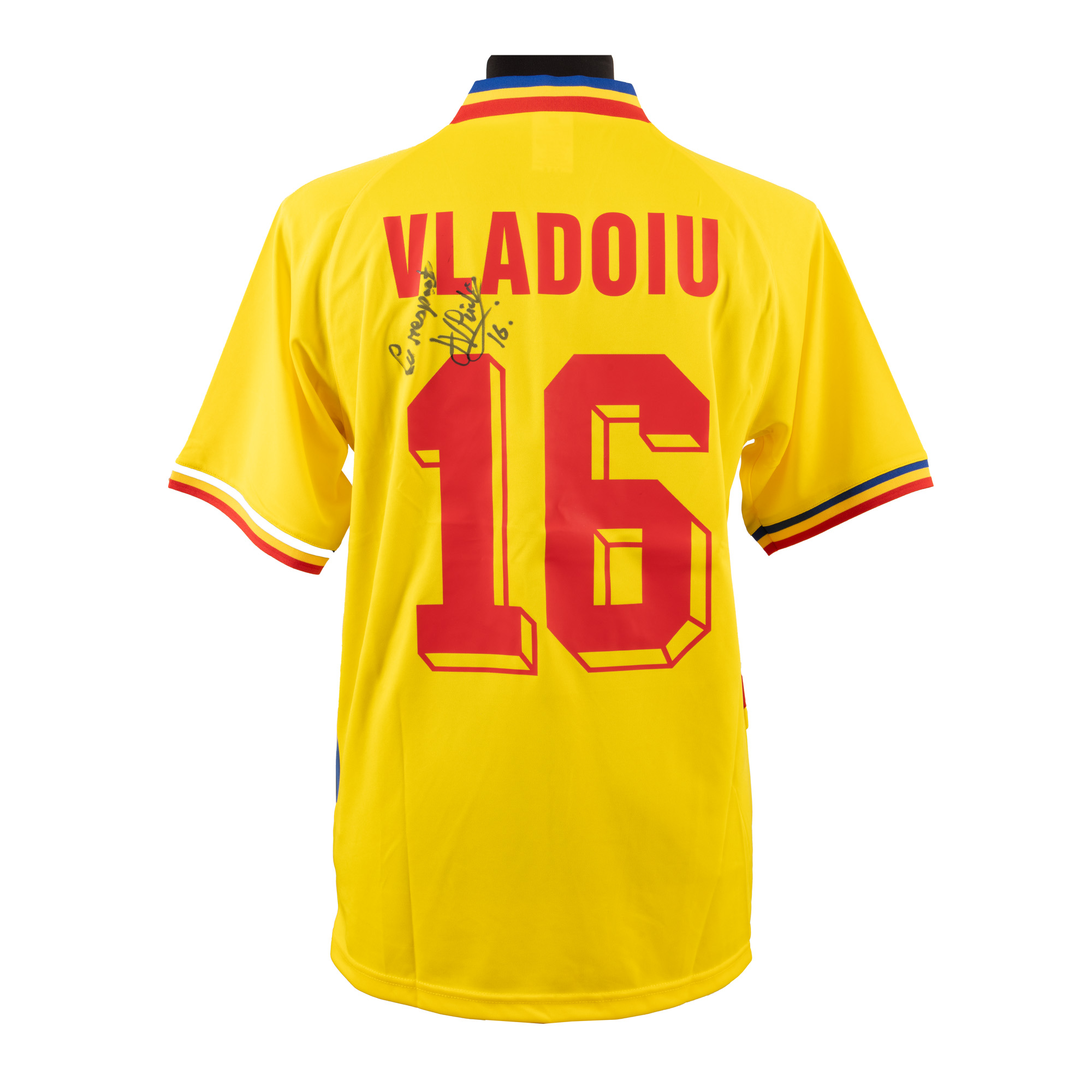 Tricou al echipei naționale a României, cu semnătura olografă a lui Ion (Jean) Vladoiu, înrămat