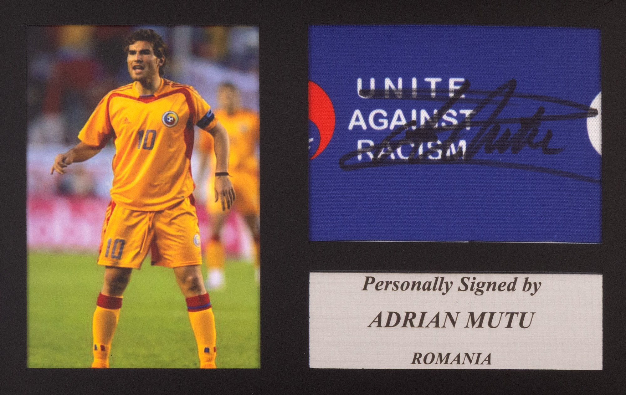 Banderolă de căpitan, cu semnătura olografă a lui Adrian Mutu, înrămată