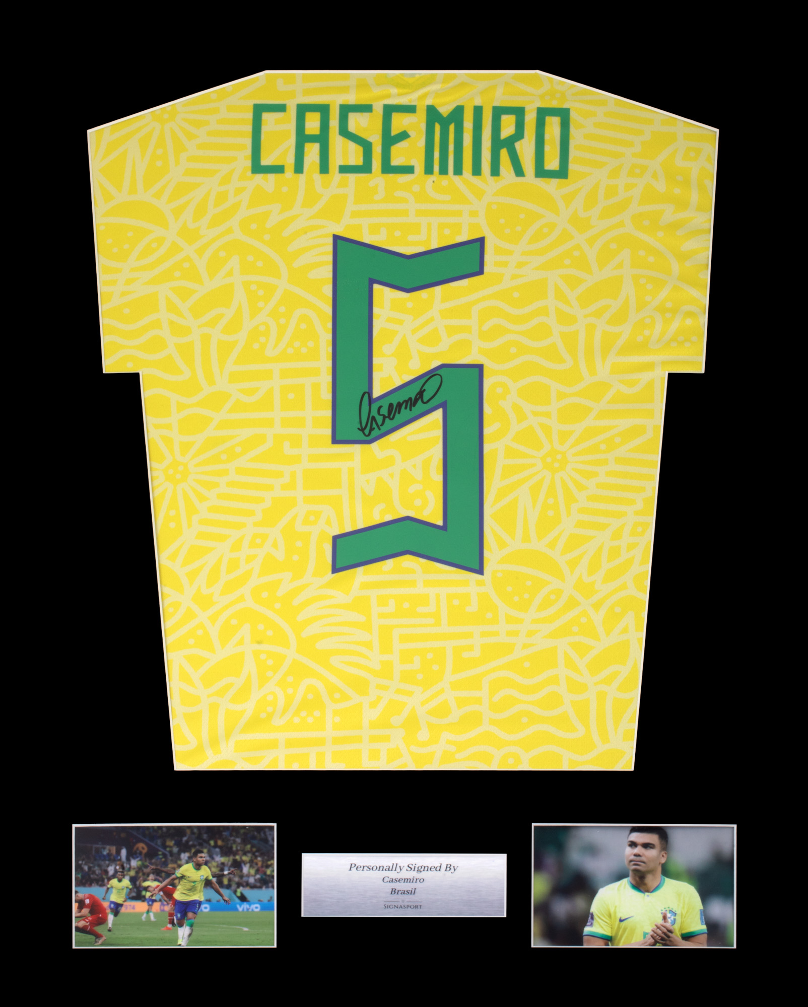 Tricou al echipei naționale a Braziliei, cu semnătura olografă a lui Carlos Henrique Casemiro, înrămat