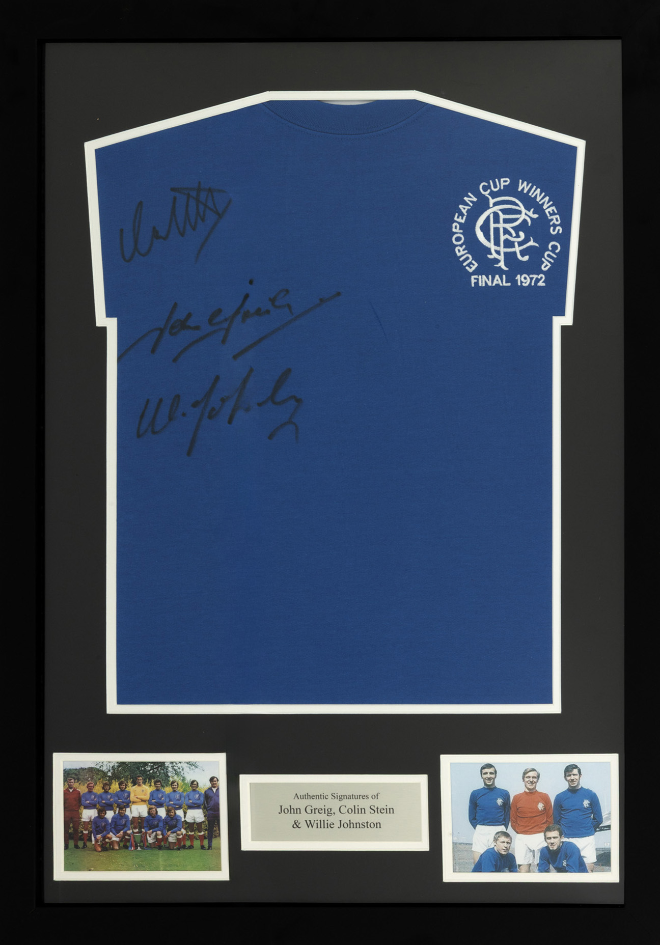 Tricou model F.C. Rangers, finala Cupei Europene 1972, cu semnăturile olografe ale lui John Greig, Colin Stein și Willie Johnson, înrămat