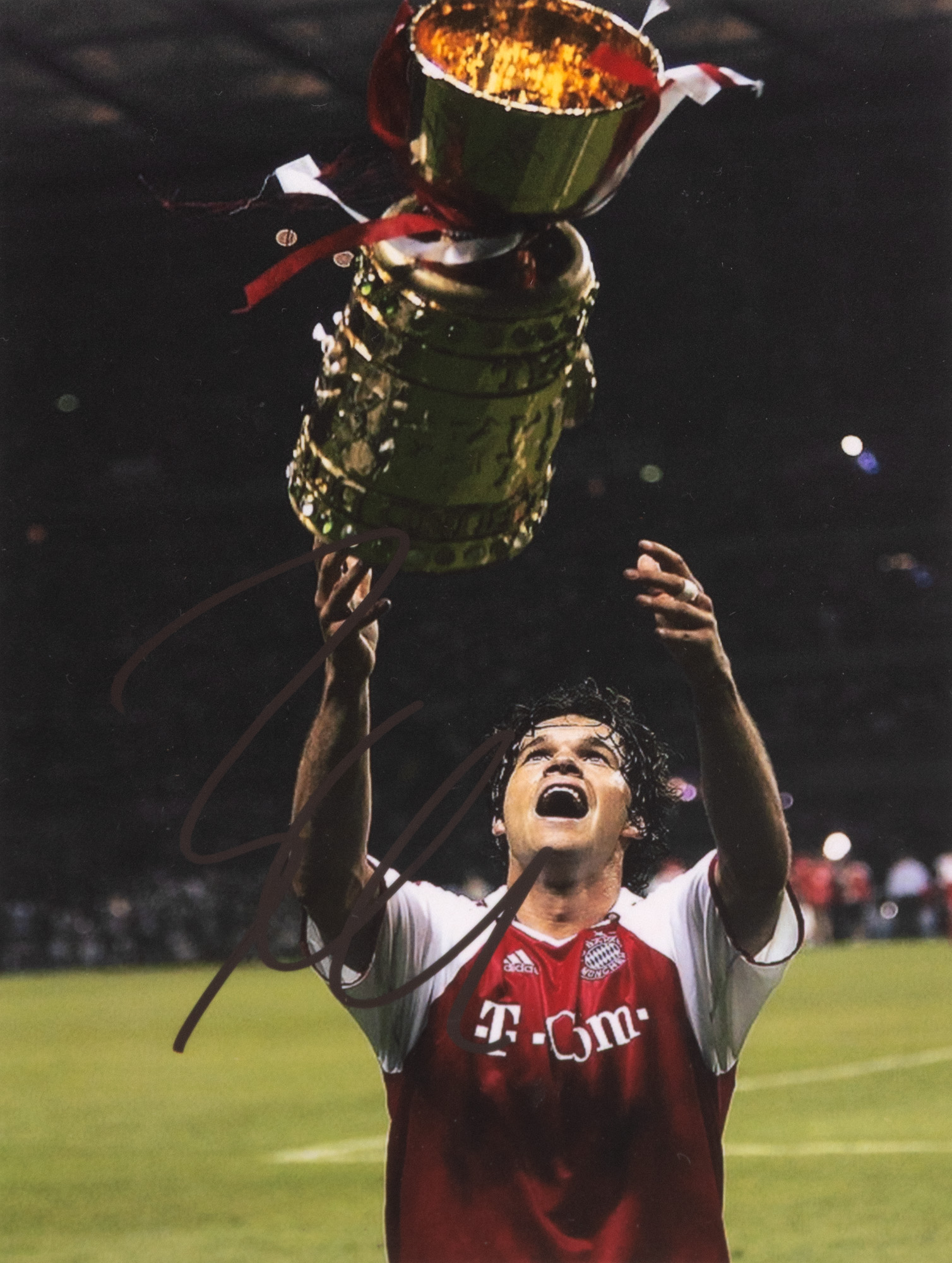 Fotografie reprezentându-l pe Michael Ballack, cu semnătura olografă a acestuia, în momentul câștigării trofeului de către Bayern Munchen