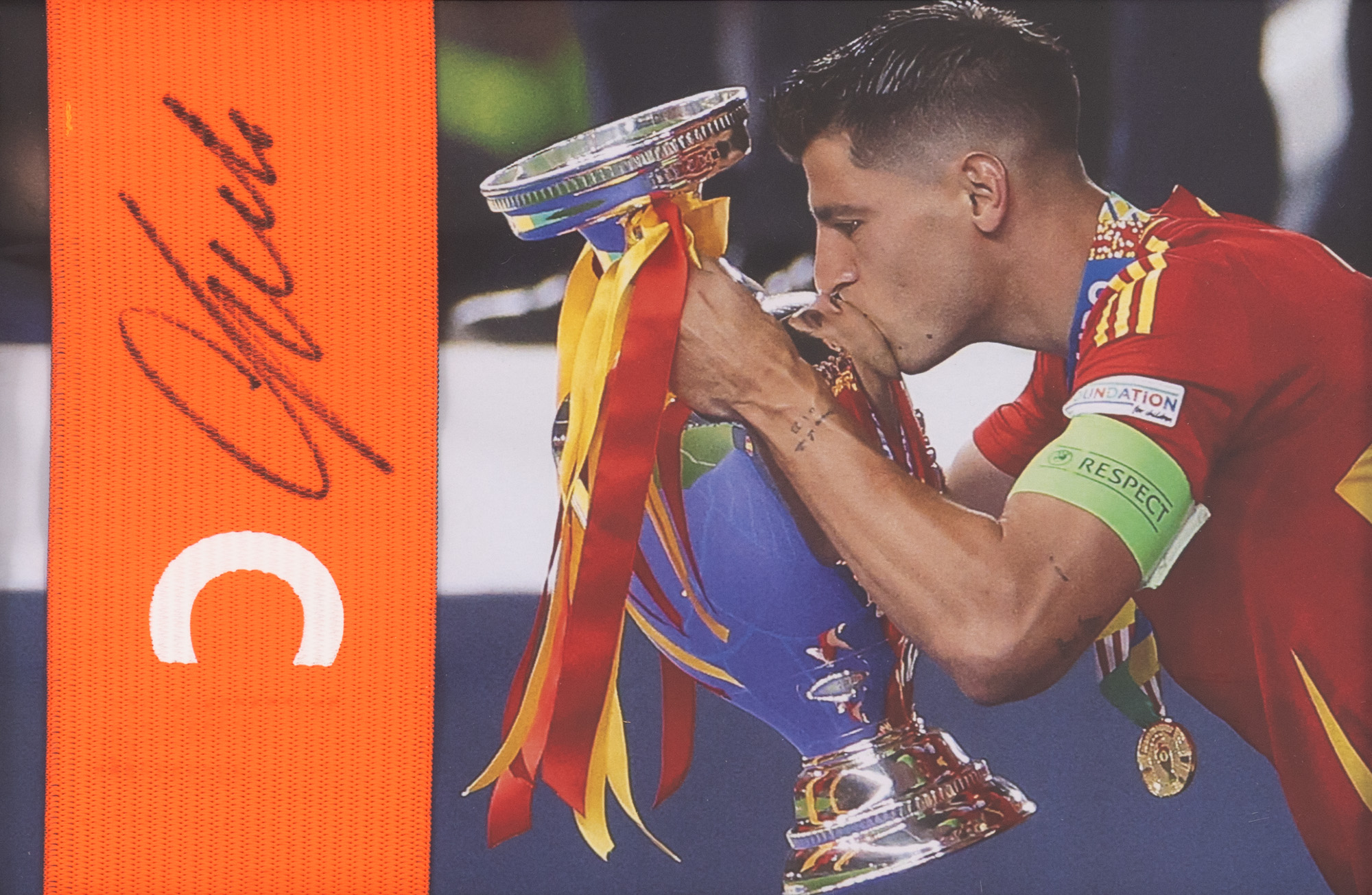 Banderolă de căpitan, cu semnătura olografă a lui Alvaro Morata, înrămată