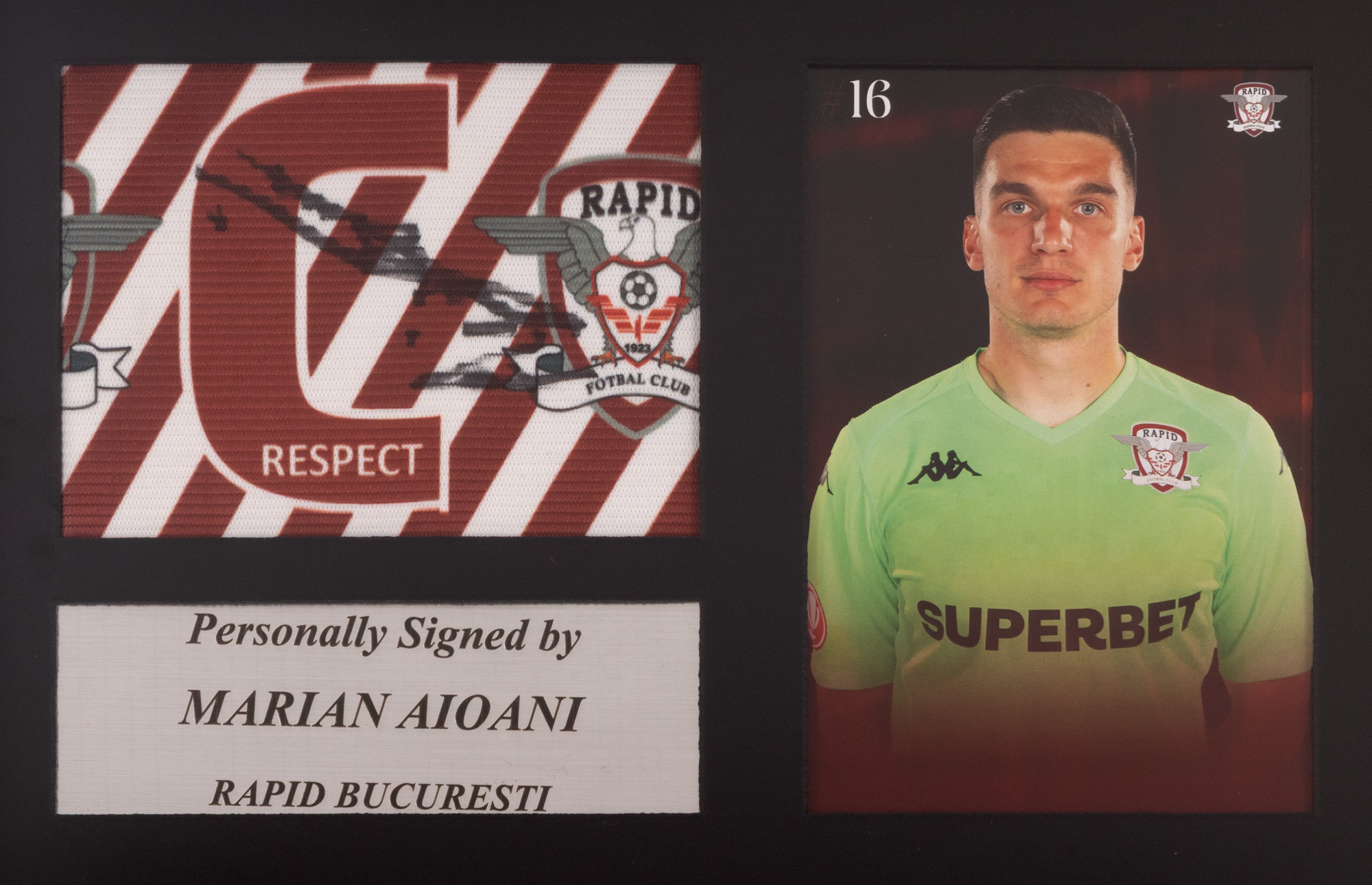 Banderolă de căpitan, F.C. Rapid,cu semnătura olografă a lui Marian Aioani, înrămată