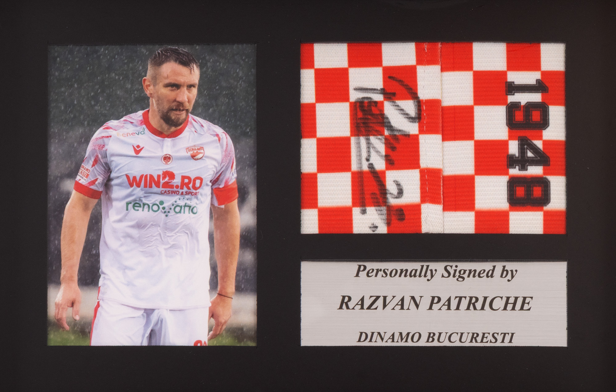 Banderolă de căpitan, F.C. Dinamo, cu semnătura olografă a lui Răzvan Patriche, înrămată