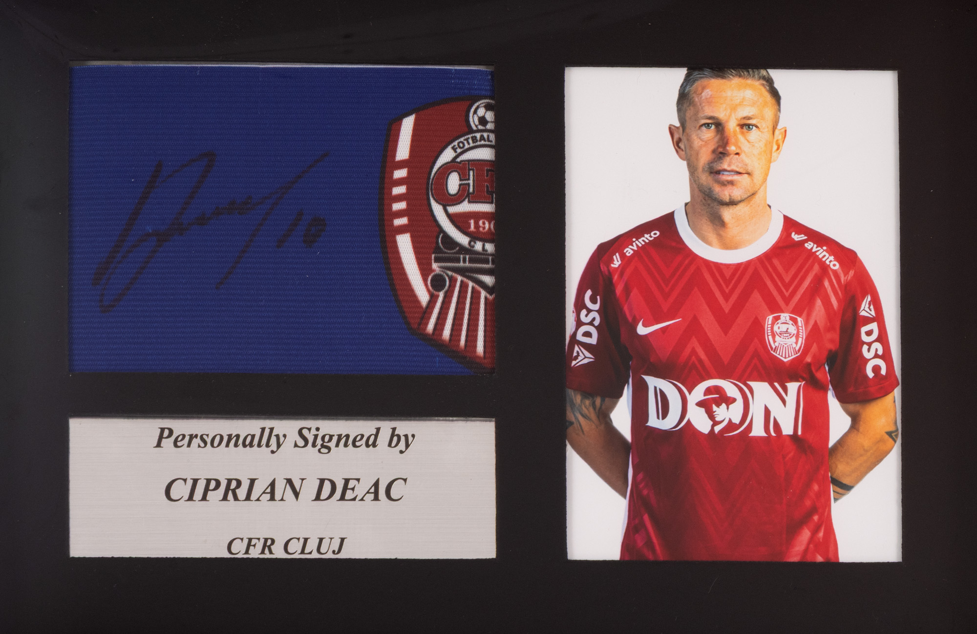 Banderolă de căpitan, CFR Cluj, cu semnătura olografă a lui Ciprian Deac, înrămată