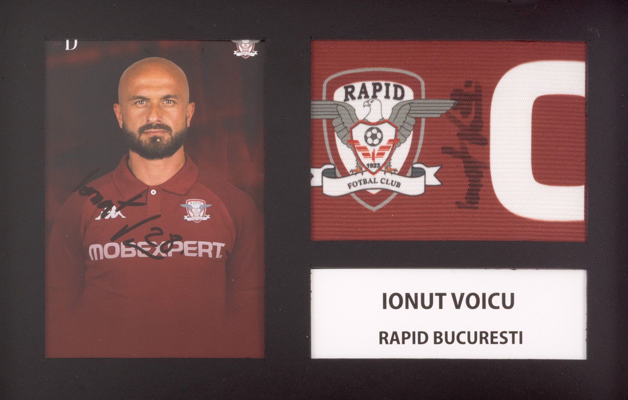 Banderolă de căpitan, F.C. Rapid, cu semnătura olografă a lui Ionuț Voicu, înrămată