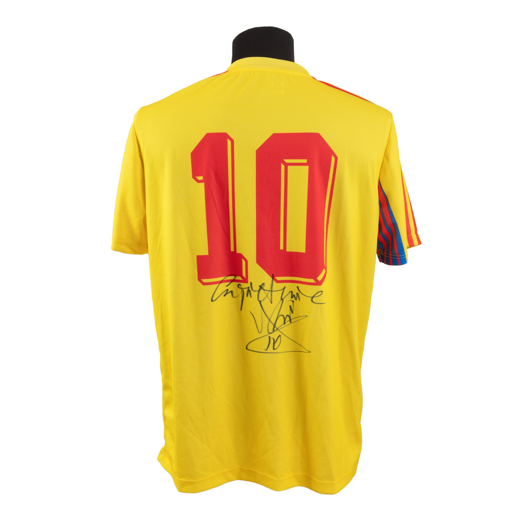 Tricou al echipei naționale a României, cu semnătura olografă a lui Gheorghe Hagi, înrămat