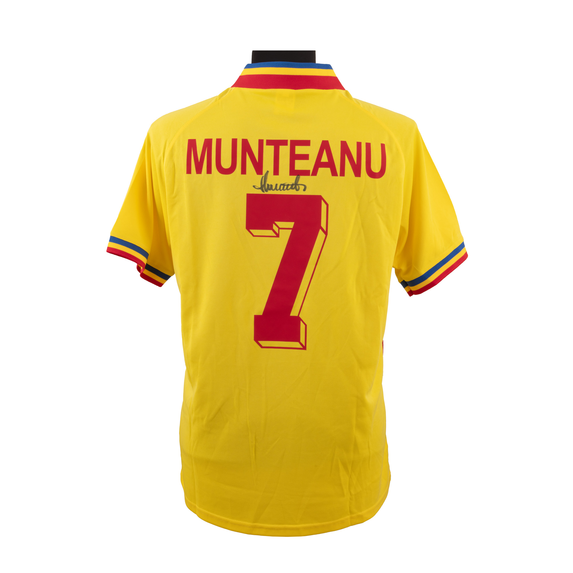 Tricou al echipei naționale a României, cu semnătura olografă a lui Dorinel Munteanu, înrămat