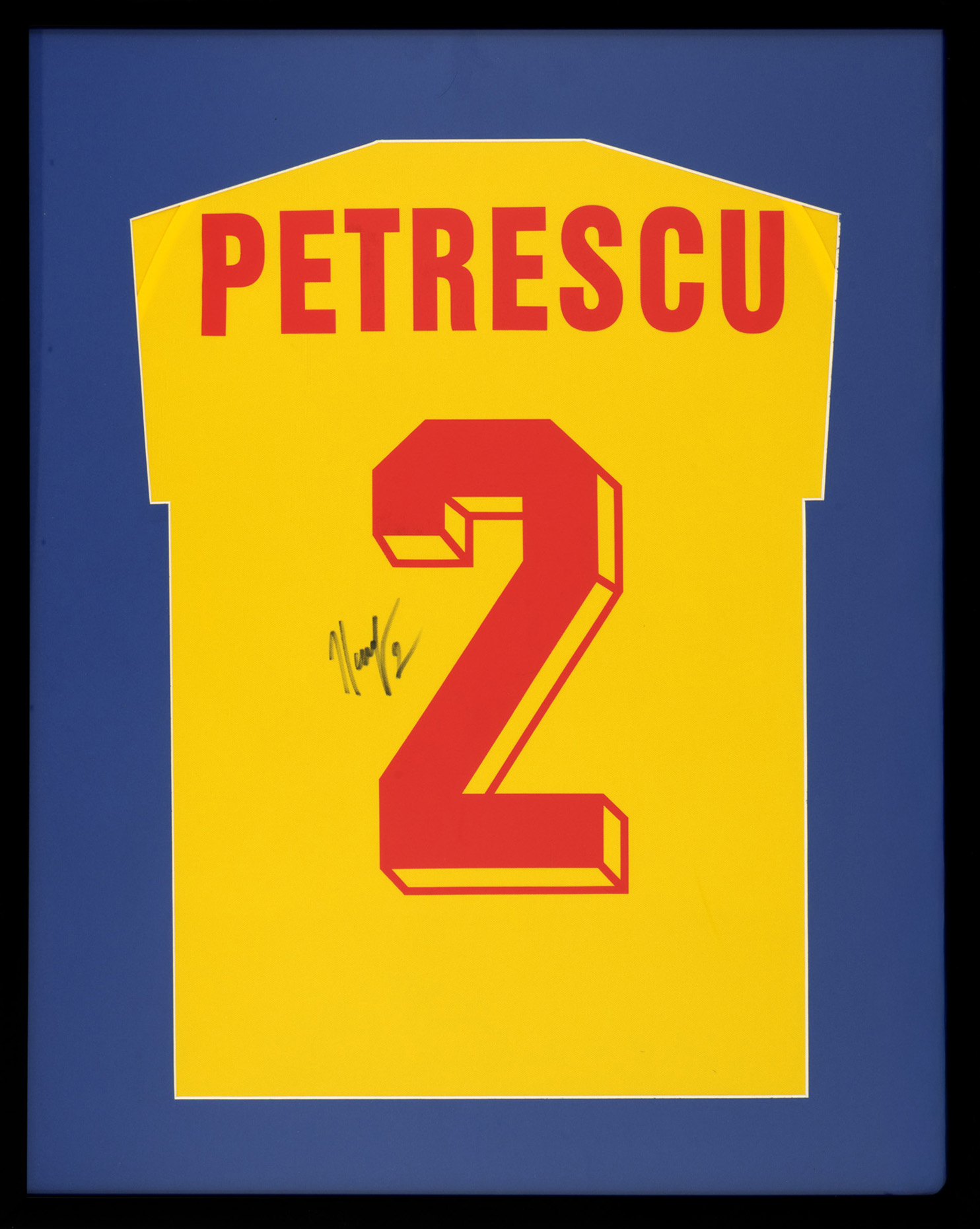 Tricou al echipei naționale a României, cu semnătura olografă a lui Dan Petrescu, înrămat