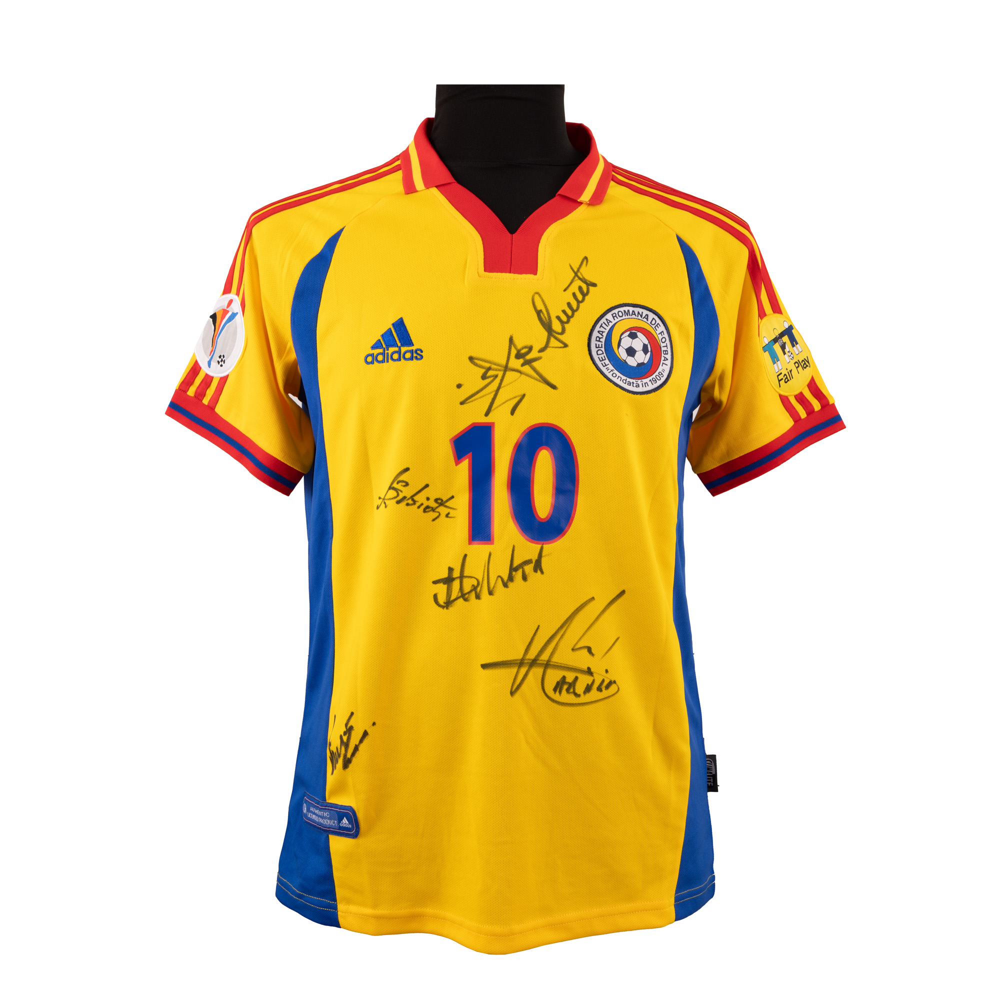 Tricou al echipei naționale a României, cu semnăturile membrilor echipei (Gheorghe Hagi, Dorinel Munteanu, Adrian Ilie, Erik Lincar, Miodrag Belodedici, Bogdan Lobonț), înrămat