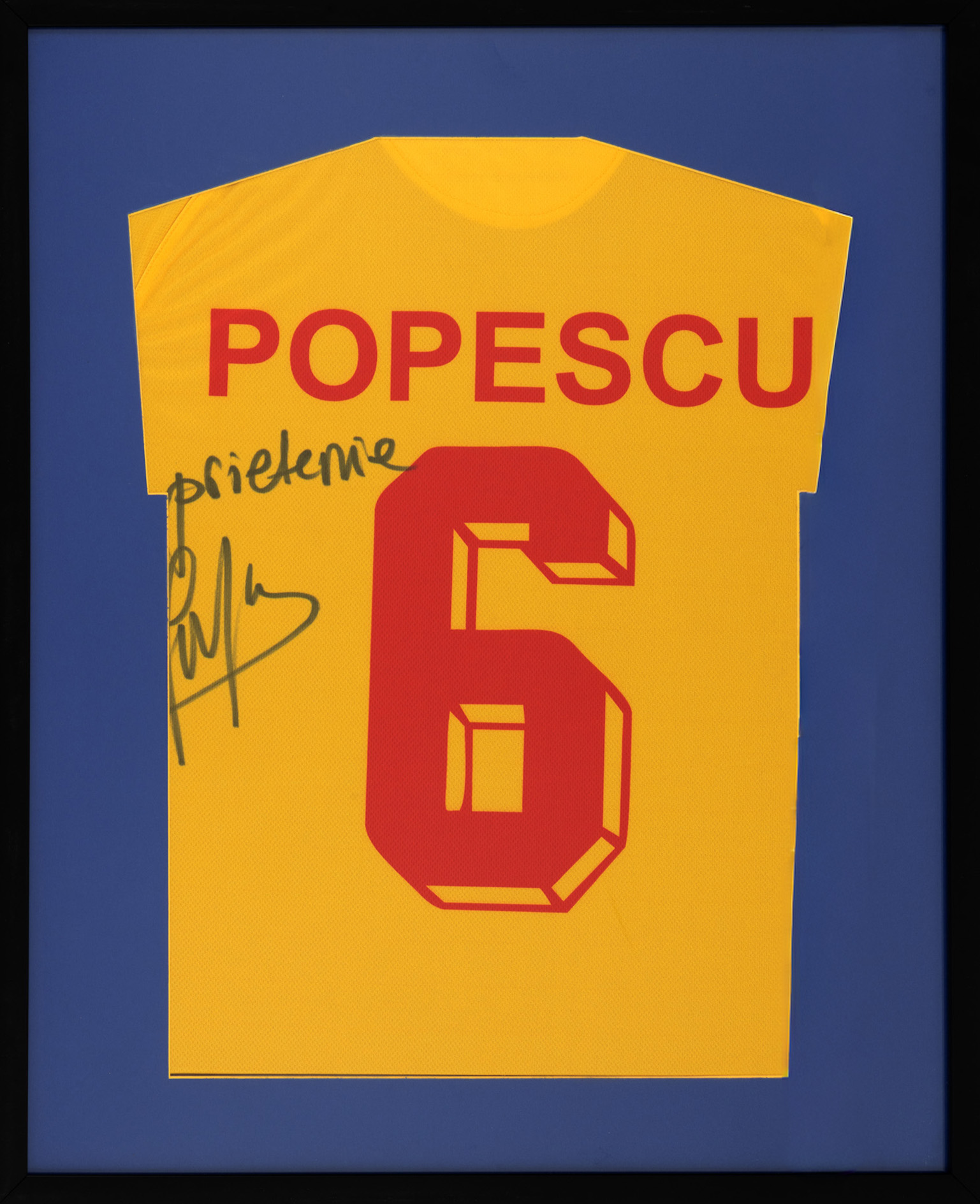 Tricou al echipei naționale a României, cu semnătura olografă a lui Gheorghe "Gică" Popescu, înrămat