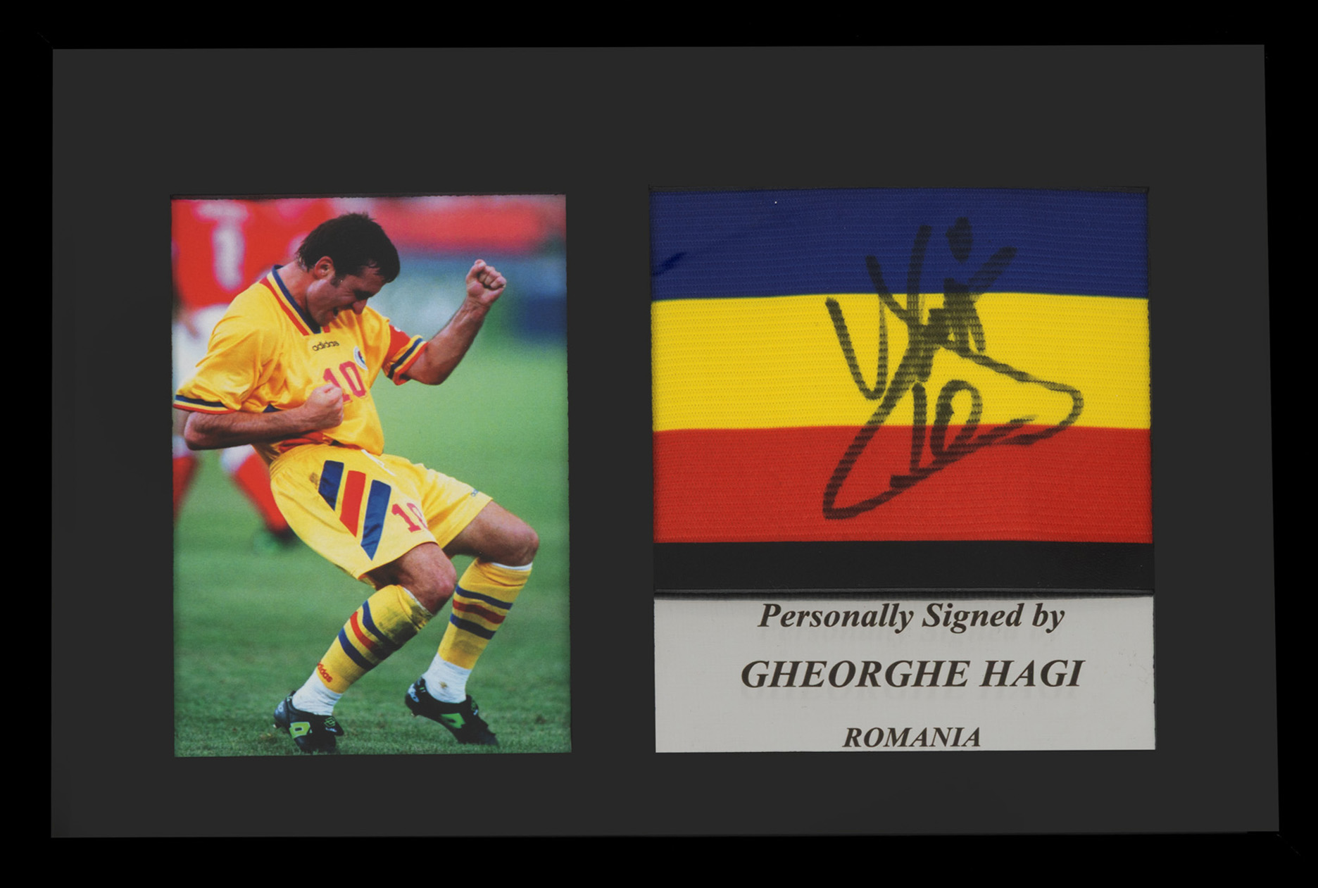 Banderolă de căpitan, cu semnătura olografă a lui Gheorghe Hagi, înrămată