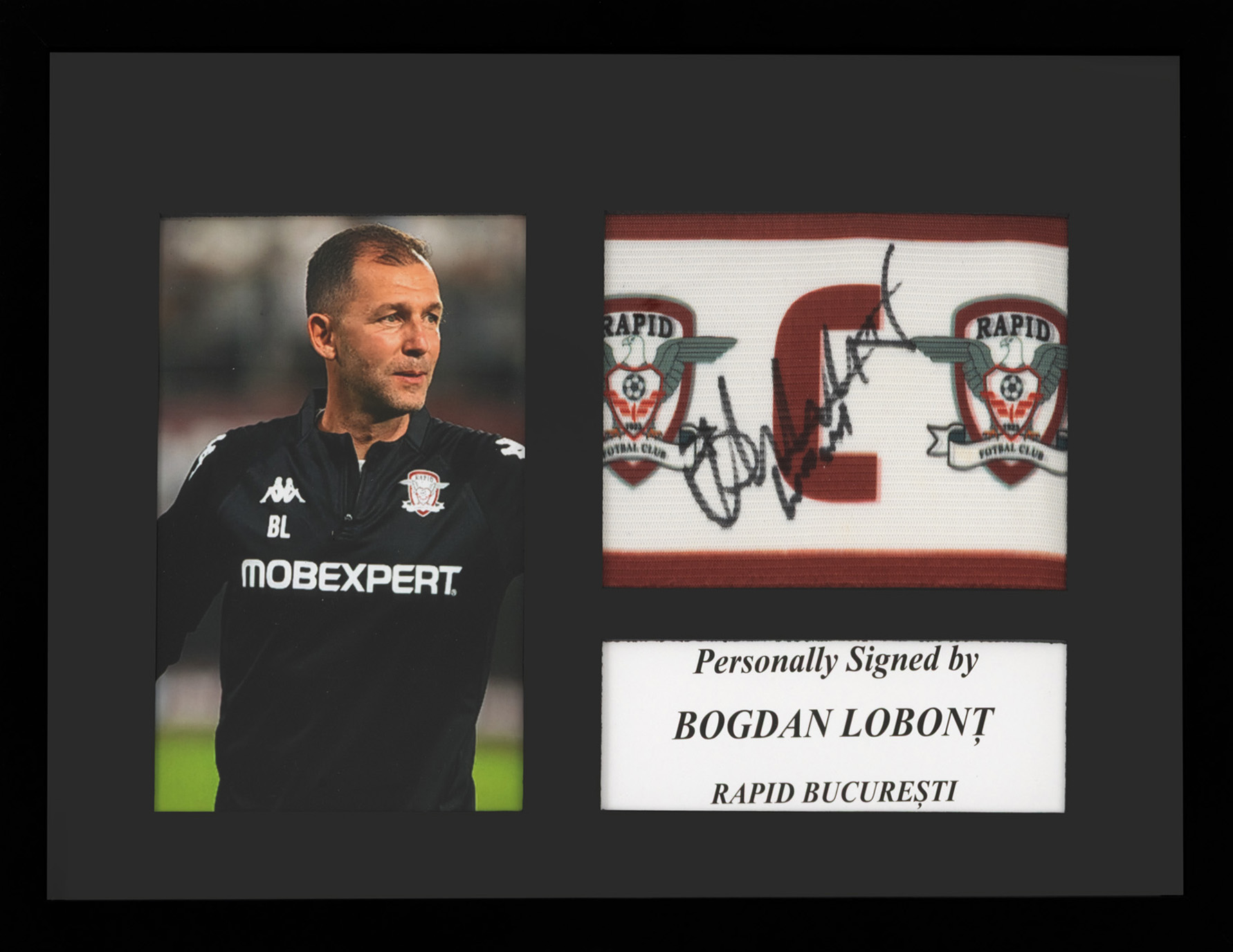 Banderolă de căpitan, F.C. Rapid, cu semnătura olografă a lui Bogdan Lobonț, înrămată