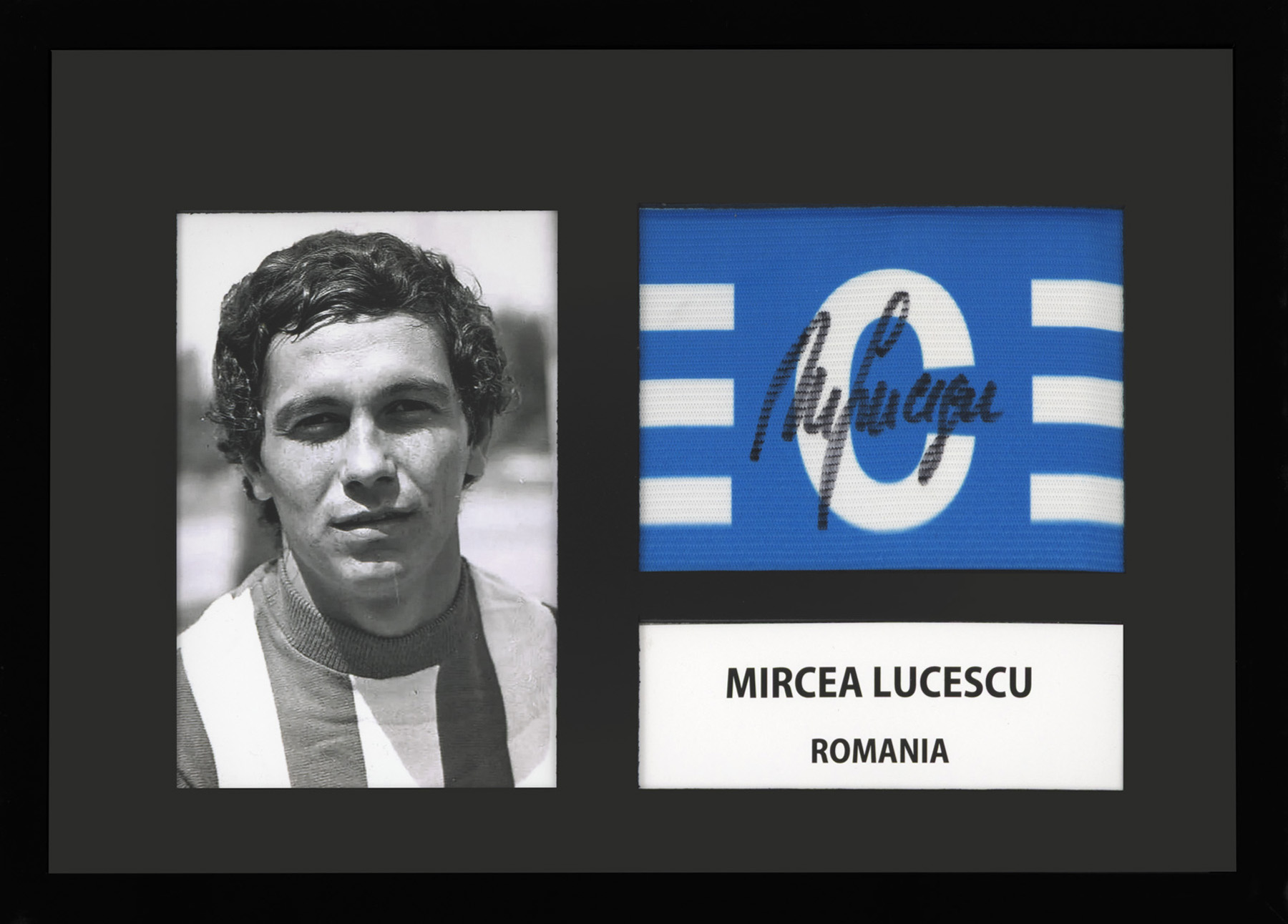 Banderolă de căpitan, cu semnătura olografă a lui Mircea Lucescu, înrămată