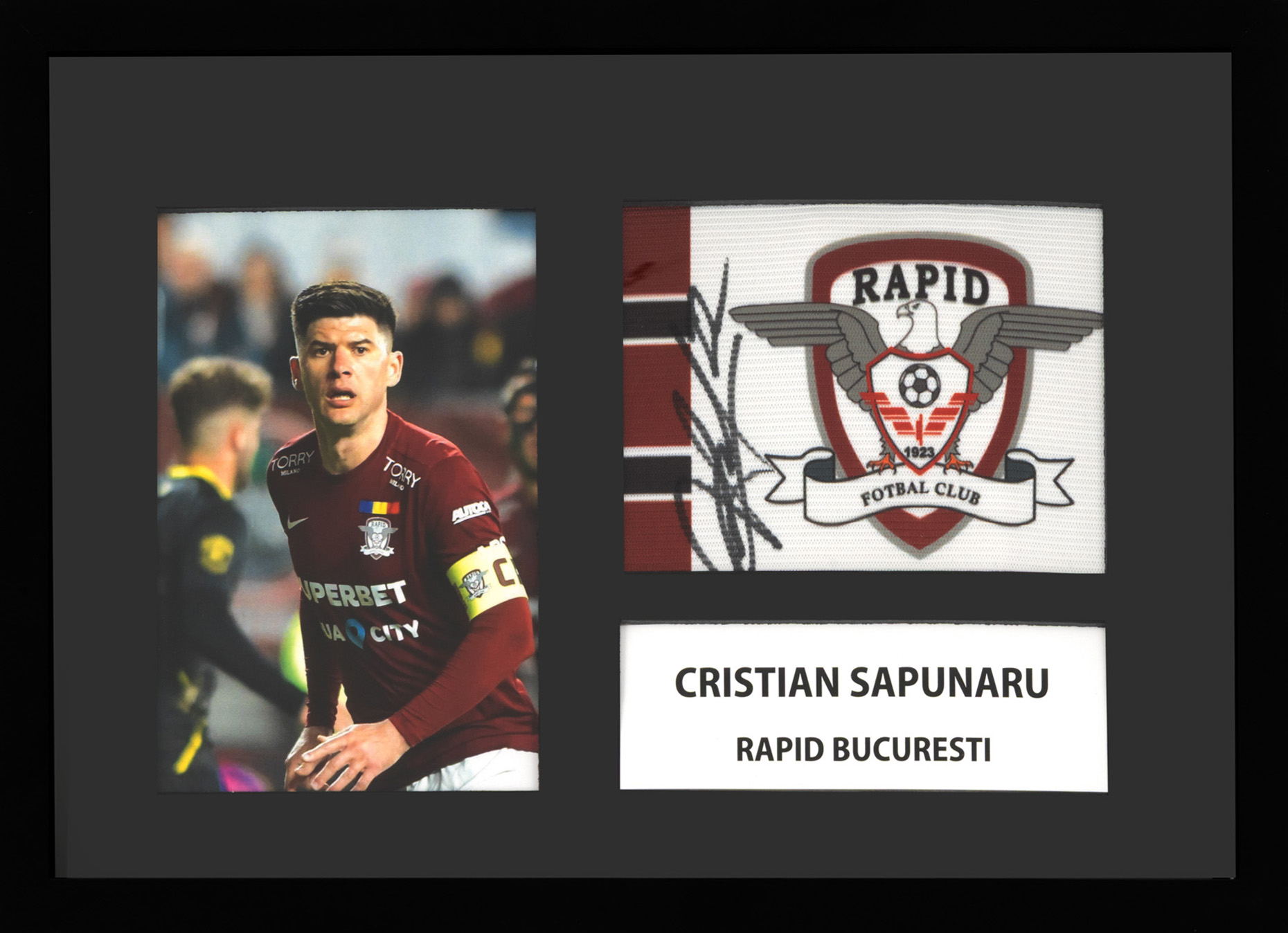 Banderolă de căpitan, cu semnătura olografă a lui Cristian Săpunaru, înrămată