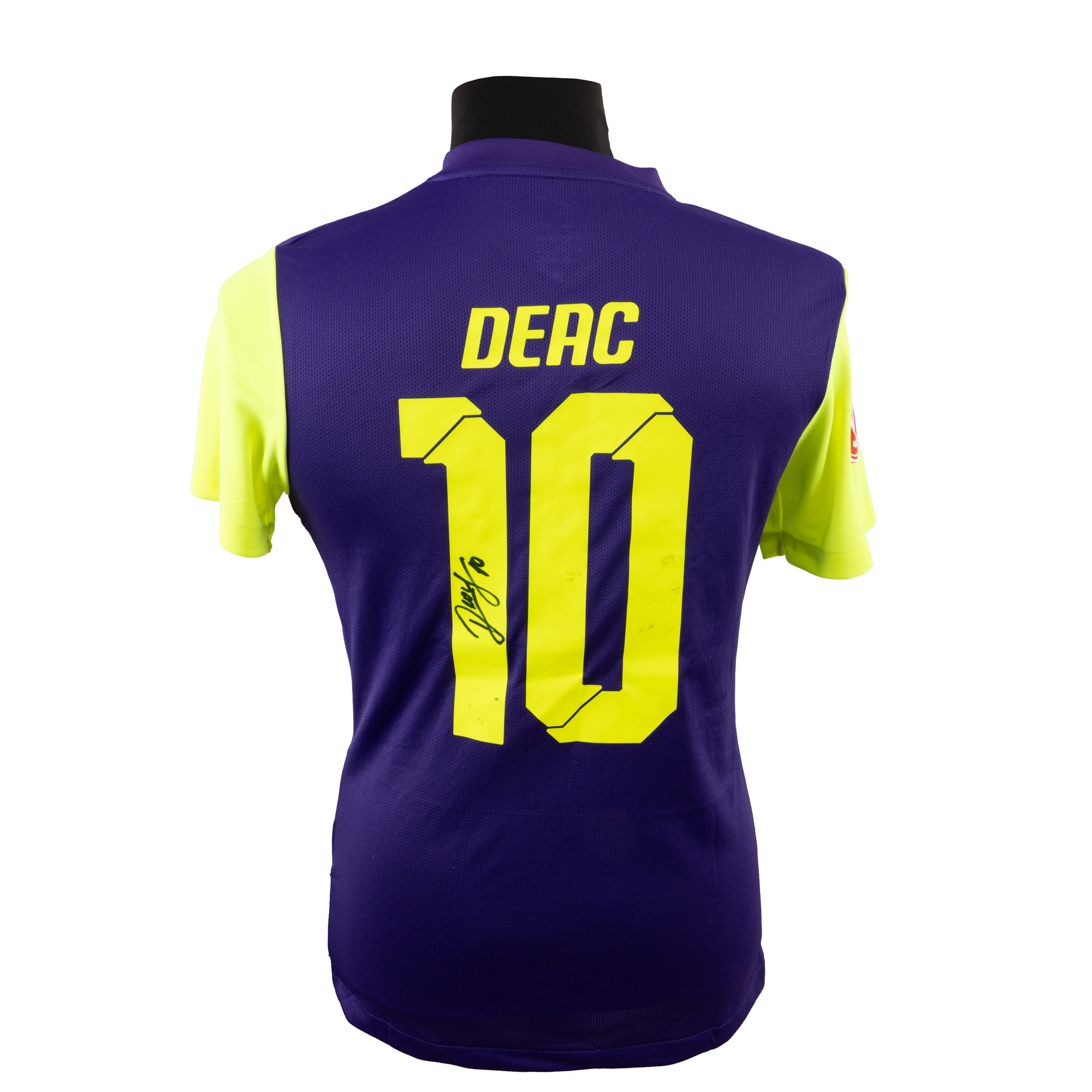 Tricou CFR Cluj, din ultimul sezon ca jucător profesionist al lui Ciprian Deac, cu semnătura olografă a sportivului