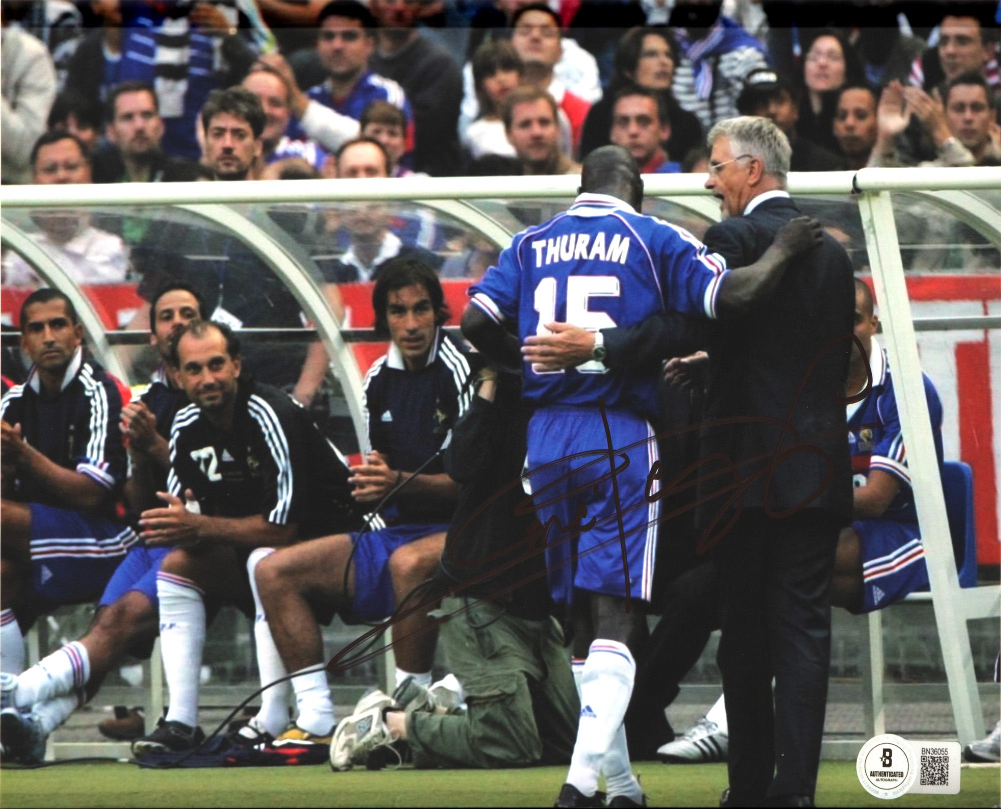 Fotografie reprezentându-i pe Lilian Thuram și Aimé Jacquet, cu semnătura olografă a lui Jacquet, înrămată