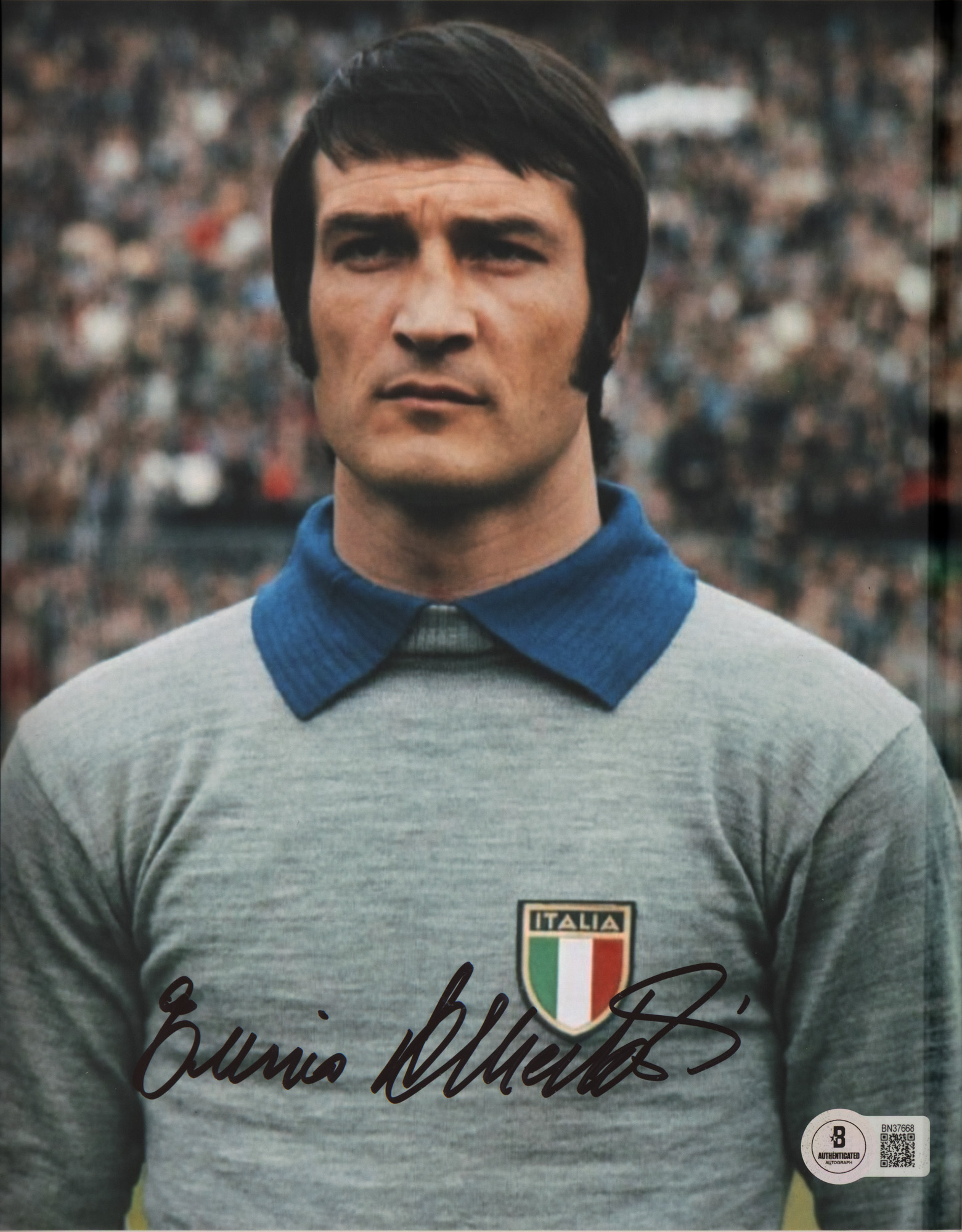Fotografie reprezentându-l pe Enrico Albertosi, în echipament al echipei naționale a Italiei, cu semnătura olografă a sportivului, înrămată