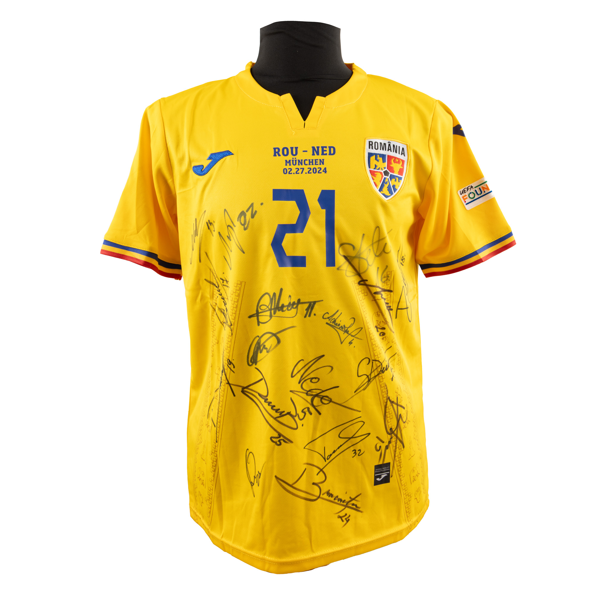 Tricou al echipei naționale a României, model 2024, cu semnăturile olografe ale membrilor echipei (Adrian Rus, Nicușor Bancu, Ștefan Târnovanu, Ionuț Nedelcearu, Răzvan Marin, Valentin Mihăilă, Andrei Burcă, Steliano Filip, Daniel Bârligea, Bogdan Racovițan, Darius Olaru, Denis Drăguș, Dennis Man, Deian Sorescu, Florinel Coman, Vasile Mogoș), înrămat