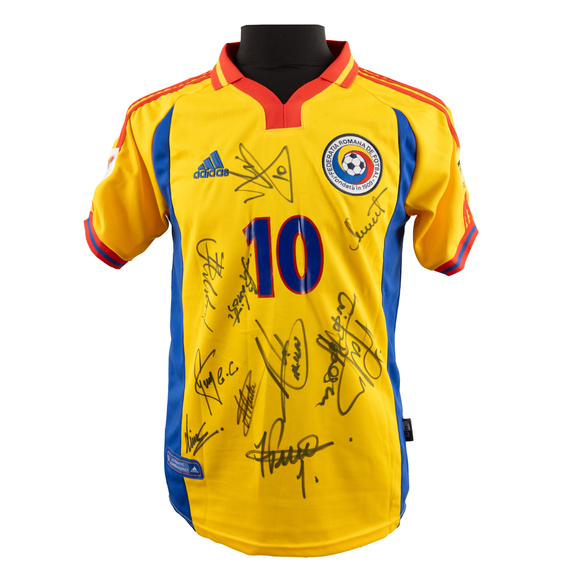 Tricou al echipei naționale a României, cu semnăturile olografe ale membrilor echipei din 2000 ( Gheorghe Hagi, Gheorghe Popescu, Miodrag Belodedici, Florin Prunea, Dorinel Munteanu, Bogdan Lobonț, Costel Gâlcă, Erik Linkar, Adrian Mutu, Adrian Ilie), înrămat