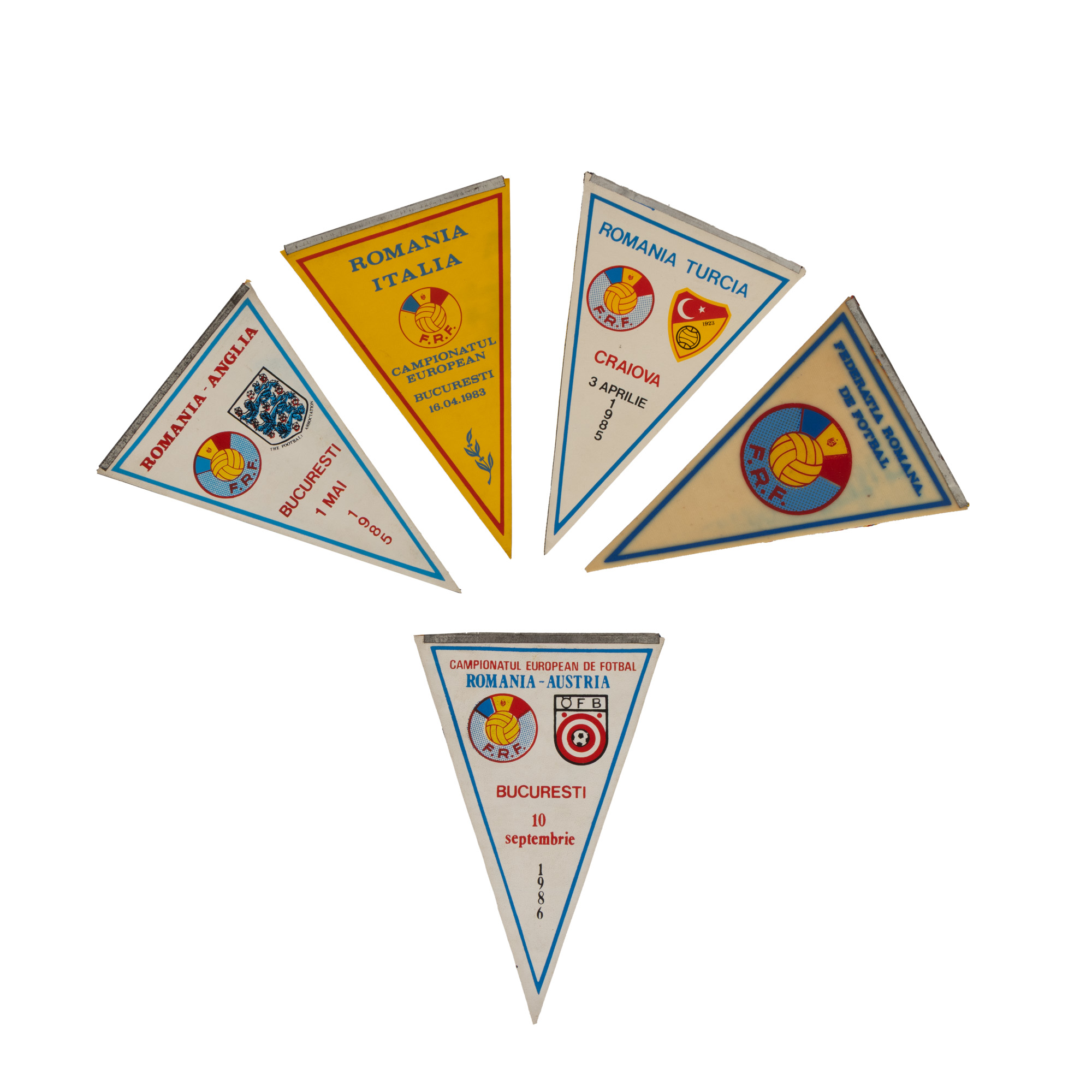 Lot format din cinci fanioane ale meciurilor echipei naționale a României, 1983-1986