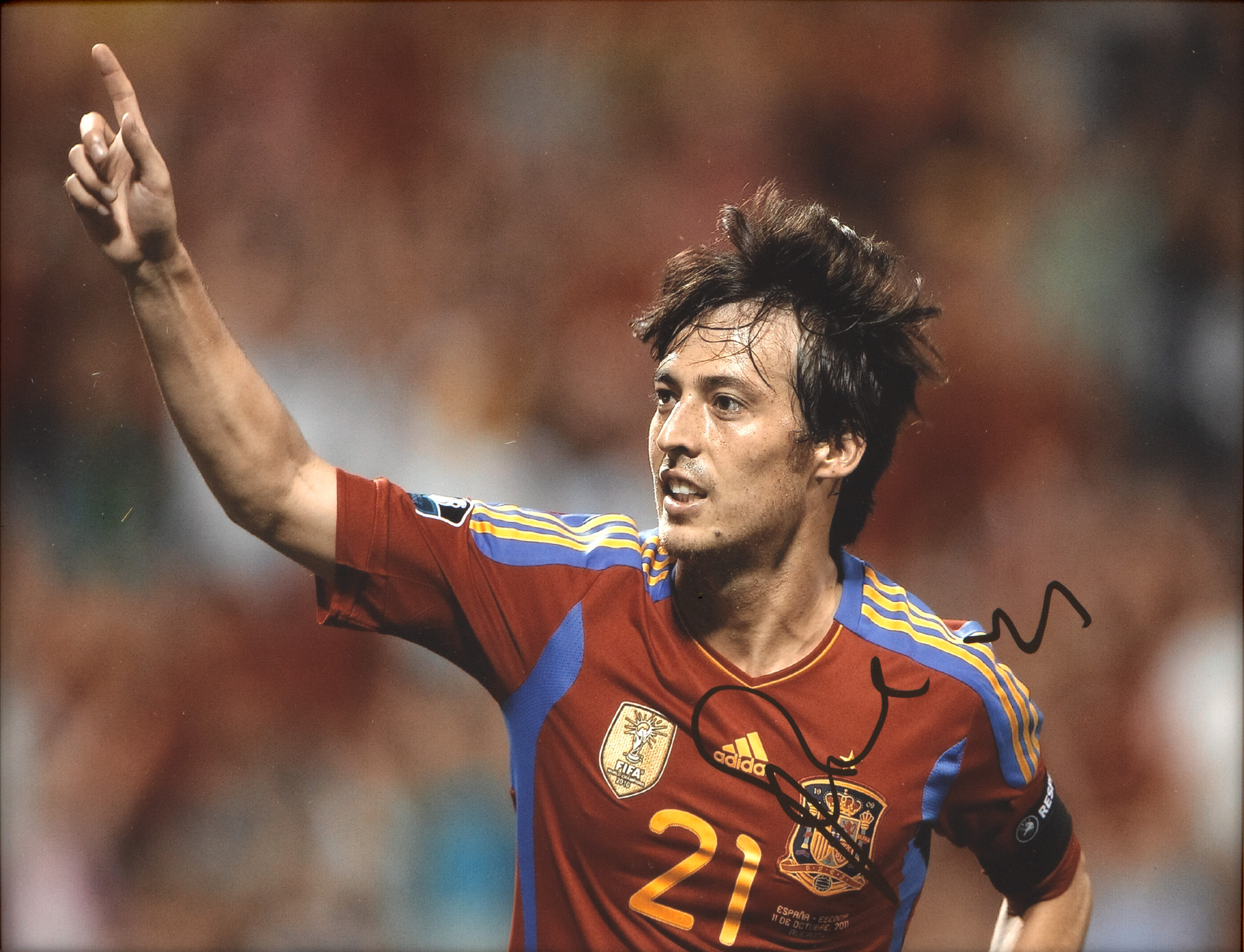 Fotografie reprezentându-l pe David Silva, în echipament național al echipei Spaniei, cu semnătura olografă a sportivului, înrămată