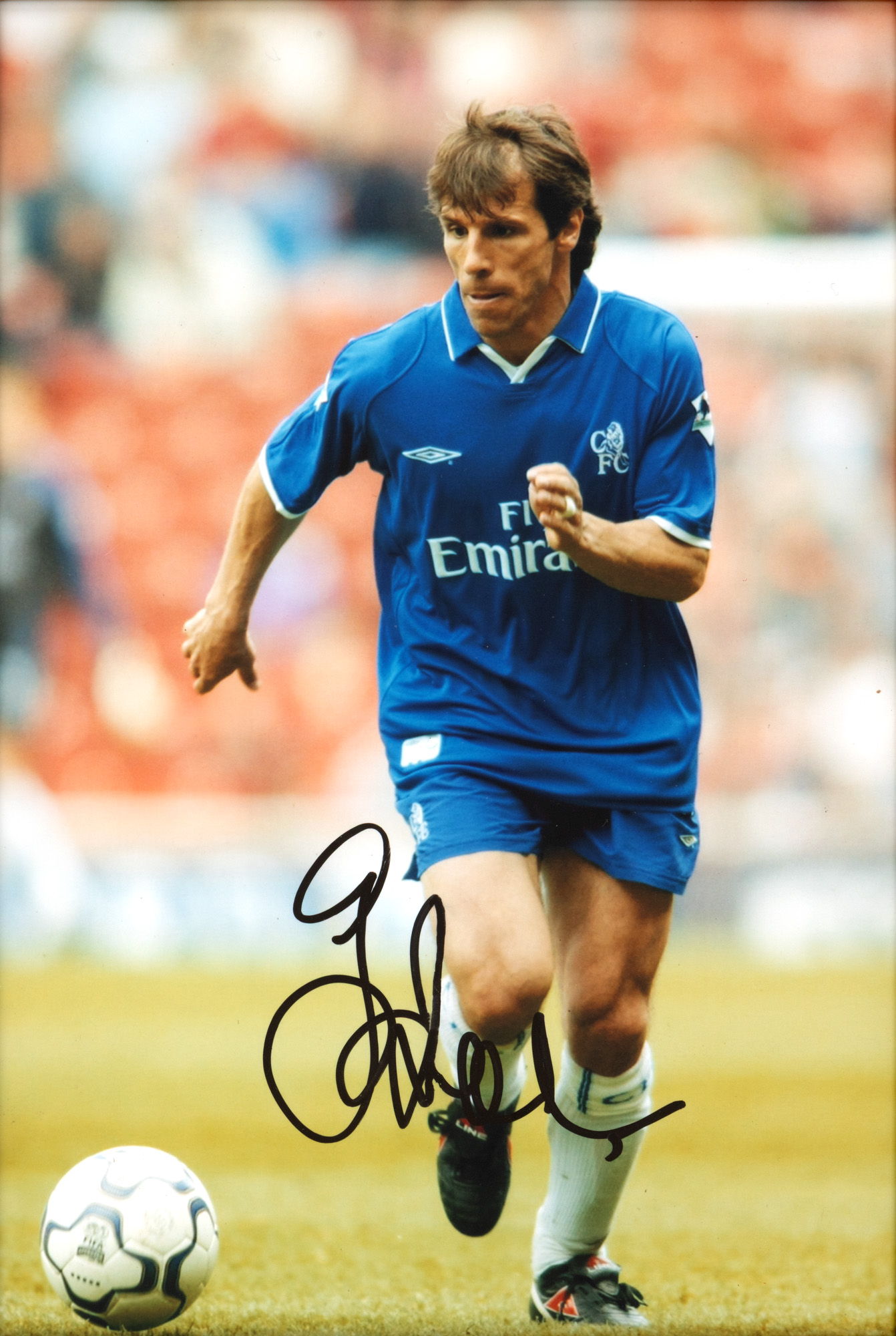 Fotografie reprezentându-l pe Gianfranco Zola, în echipament al echipei FC Chelsea, cu semnătura olografă a sportivului, înrămată