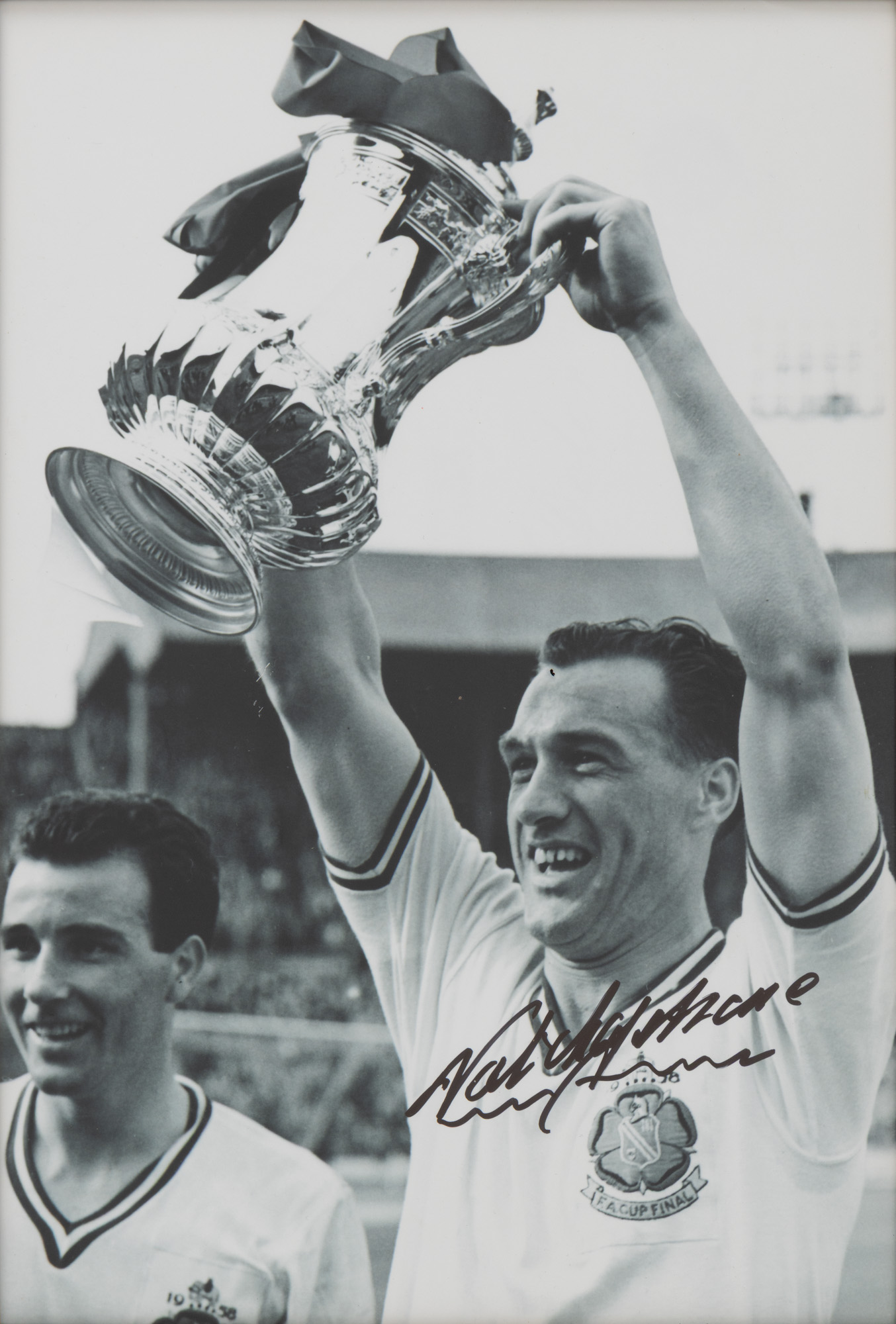 Fotografie reprezentându-l pe Nat Lofthouse, cu semnătura olografă a sportivului, înrămată