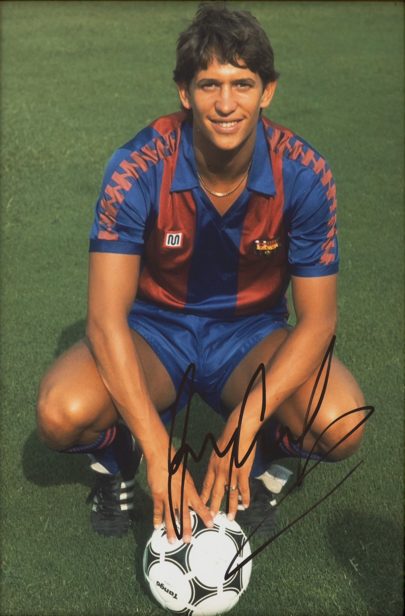 Fotografie reprezentându-l pe Gary Lineker, în echipament FC Barcelona, cu semnătura olografă a sportivului, înrămată