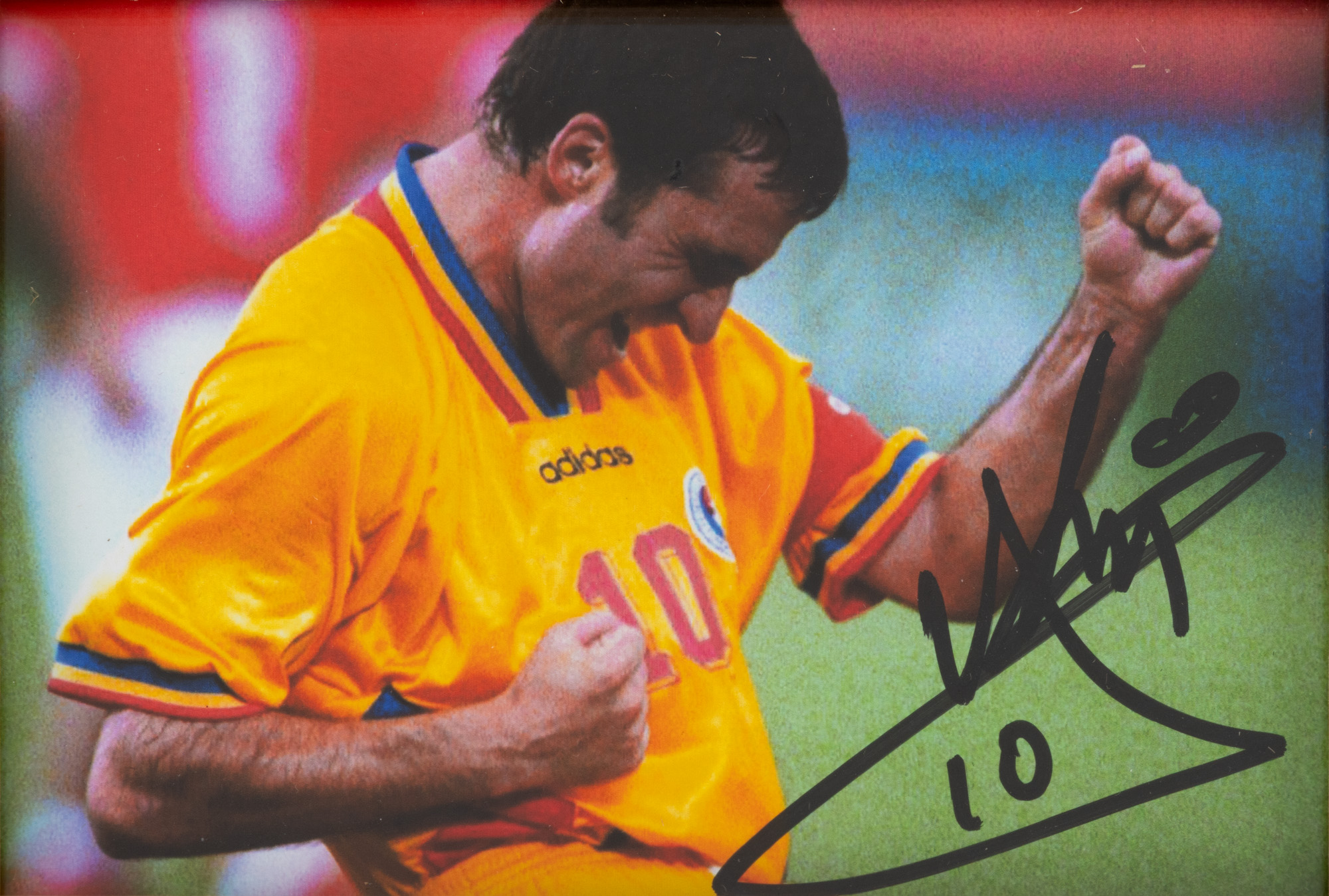 Fotografie reprezentându-l pe Gheorghe Hagi, cu semnătura olografă a acestuia, înrămată