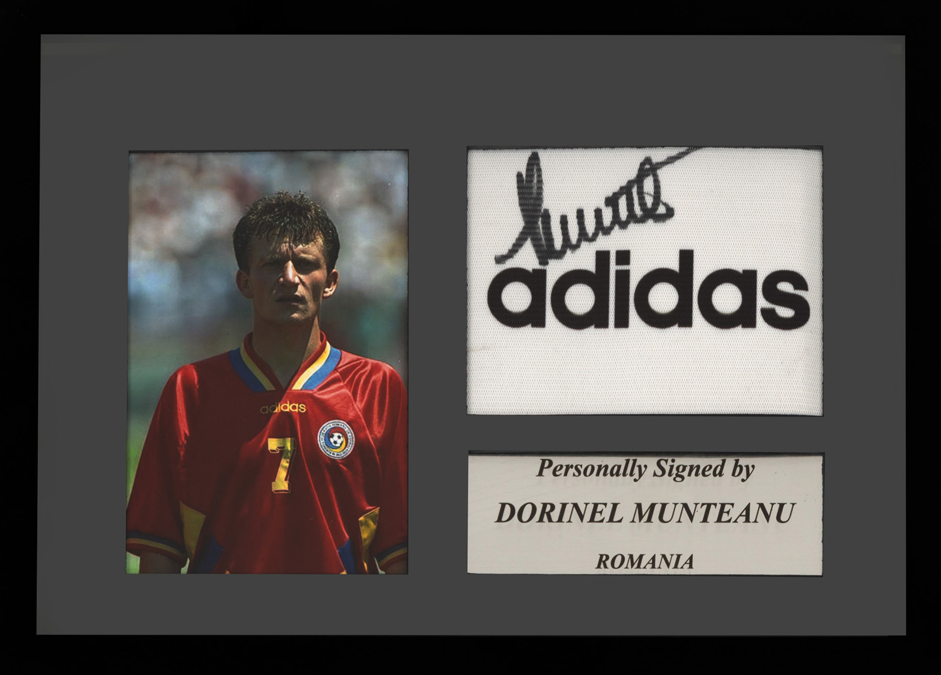Banderolă de căpitan, cu semnătura olografă a lui Dorinel Munteanu, înrămată