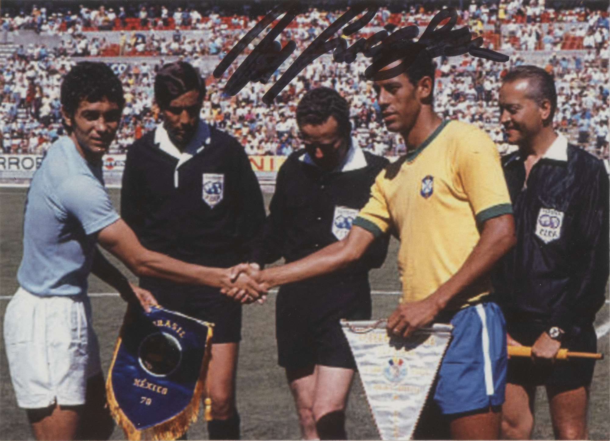 Fotografie reprezentându-i pe Mircea Lucescu și Carlos Alberto, la Campionatul Mondial din Mexic 1970, cu semnătura olografă a lui Mircea Lucescu, înrămată