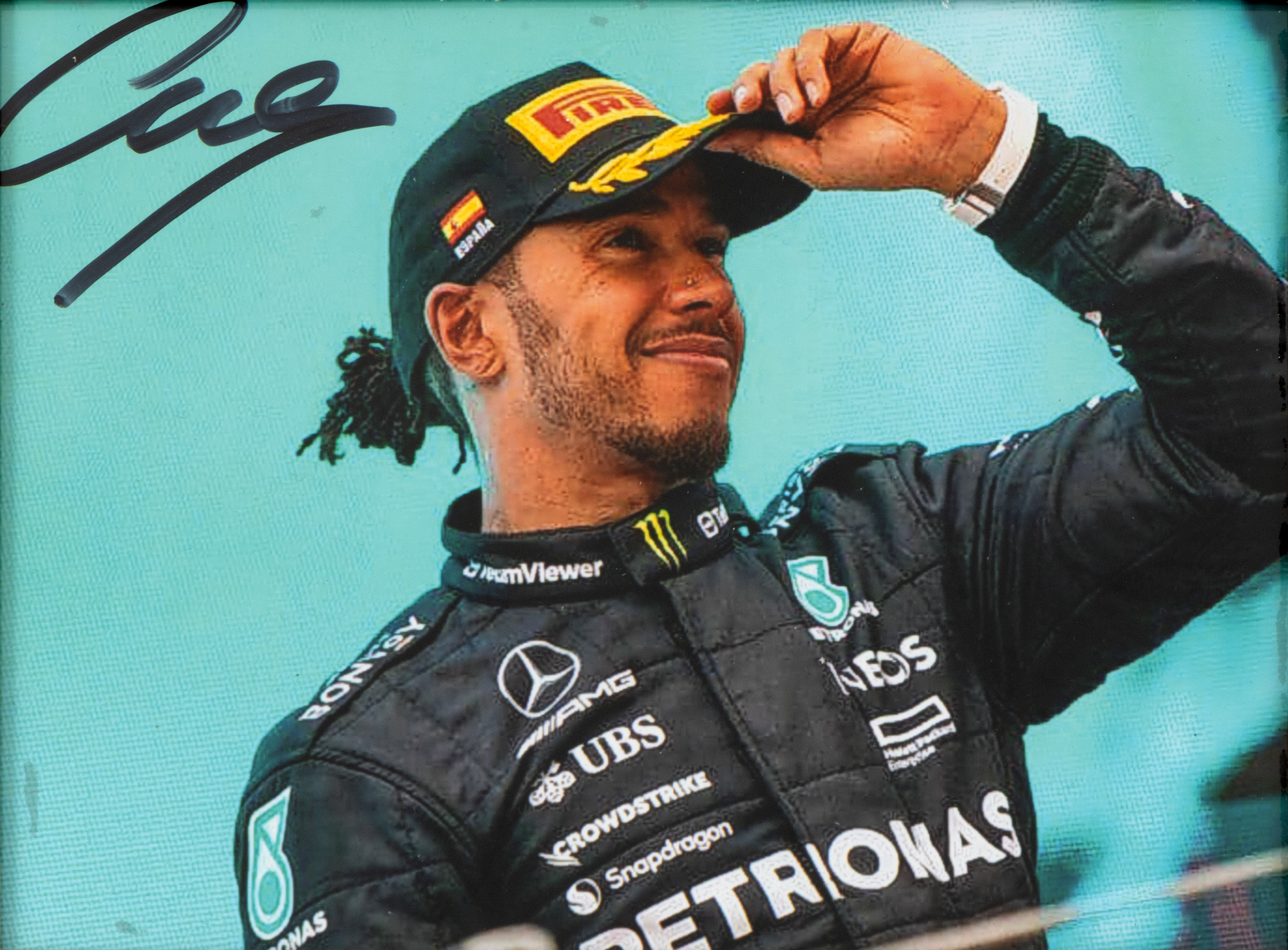 Fotografie reprezentându-l pe Lewis Hamilton, cu semnătura olografă a acestuia, înrămată
