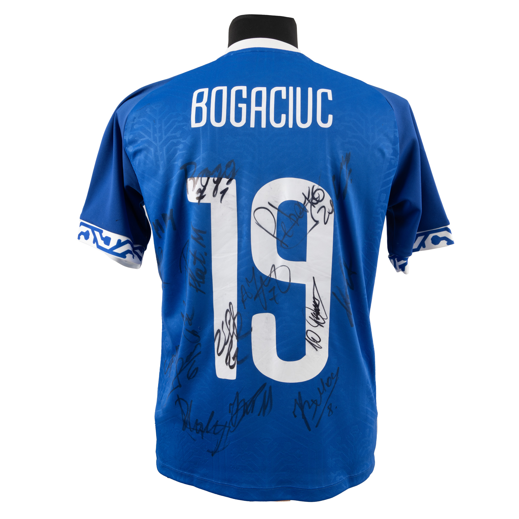 Tricou al echipei naționale a Republicii Moldova, cu semnătura olografă a membrilor echipei (Victor Bogaciuc, Mihai Plătică, Sergiu Plătică, Ionuț-Călin Revenco, Nikita Moțpan și Virgiliu Postolachi), înrămat