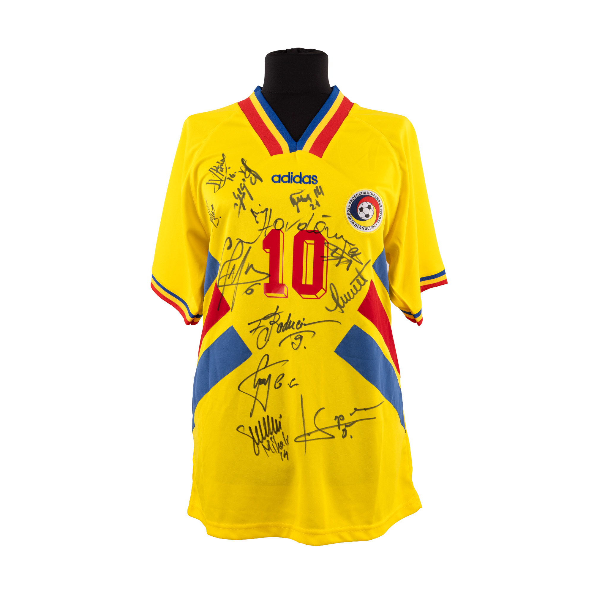Tricou al echipei naționale a României, model 1994, cu semnăturile olografe ale lui Gheorghe Hagi, Anghel  Iordănescu, Marian Ivan, Miodrag Belodedici, Ion Vlădoiu, Tiberiu Selymes, Gheorghe Popescu, Florin Răducioiu, Dorinel Munteanu, Constantin Gâlcă, Gheorghe Mihali și Ionuț Lupescu, înrămat