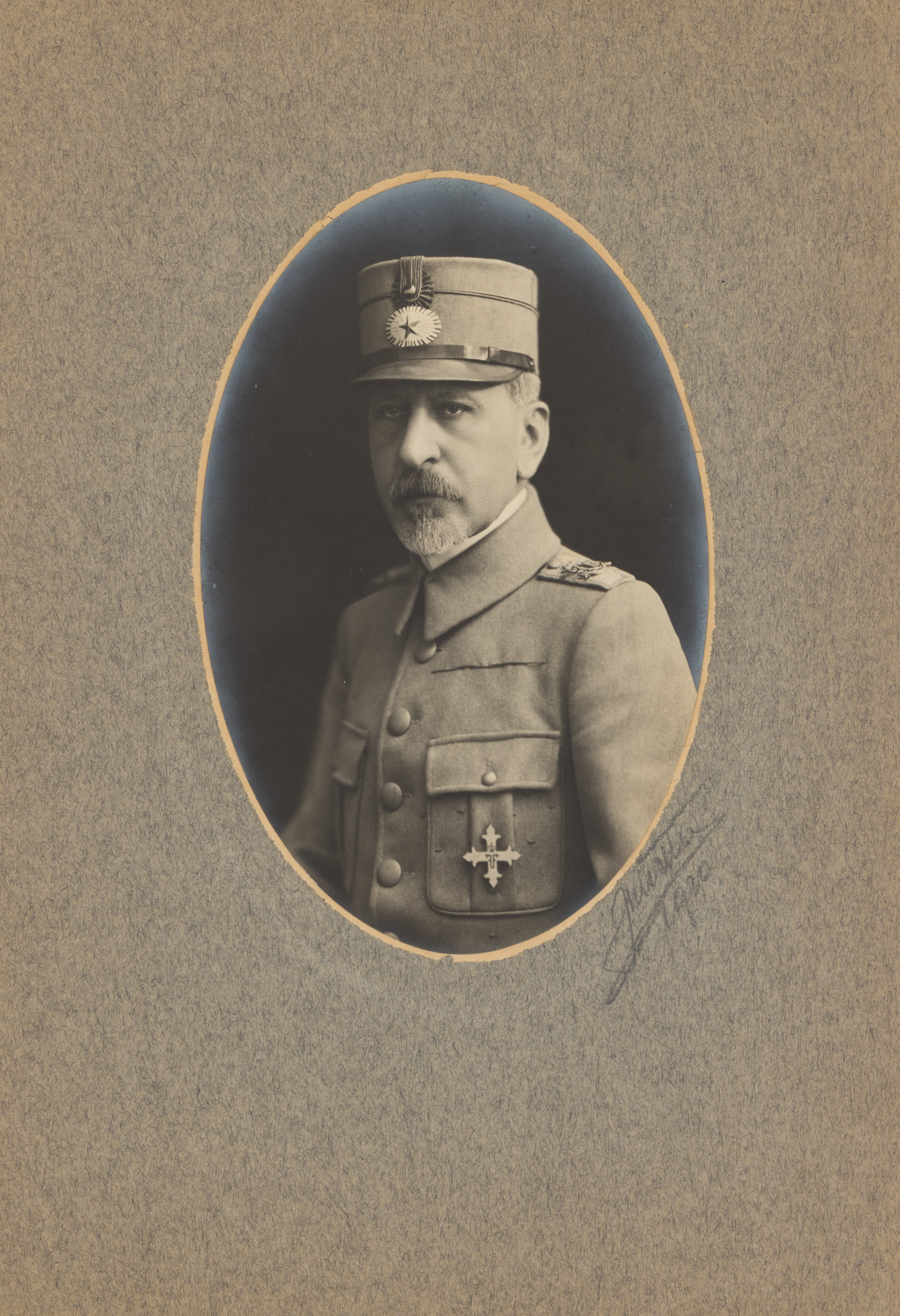 Fotografie ilustrându-l pe generalul Constantin Prezan, atelier Julietta, București, 1920
