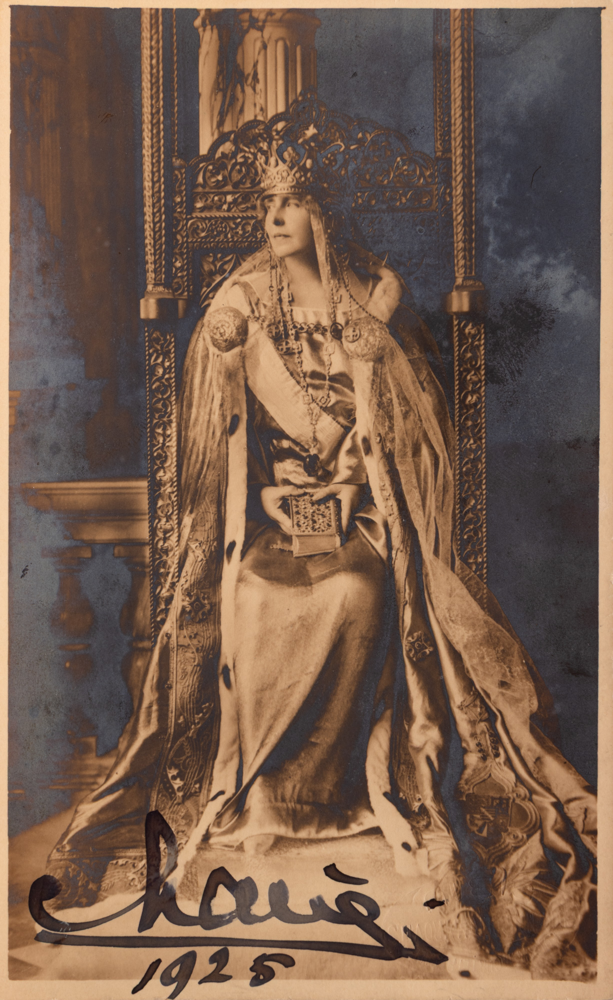 Fotografie ilustrând-o pe Regina Maria a României în ținuta de încoronare, atelier Guggenberger Mairovits, 1925, cu semnătura olografă a acesteia