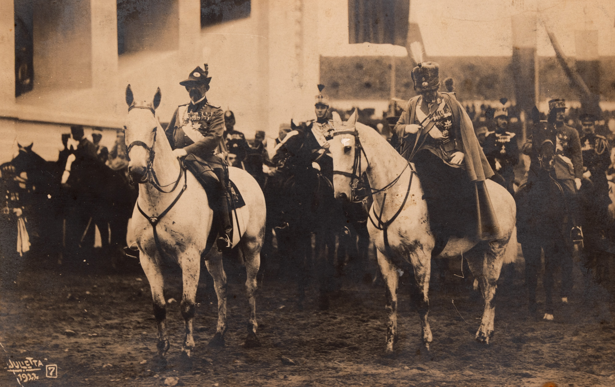 Fotografie ilustrând-i pe Regele Ferdinand și Regina Maria ai României la parada de încoronare, atelier Julietta, București, 1922