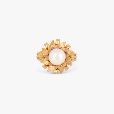 Gold ring decorated with pearl