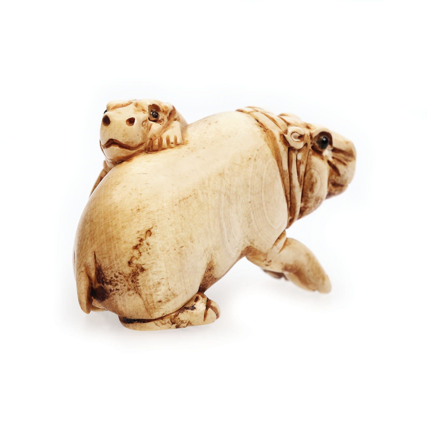Netsuke din fildeş, un hipopotam cu puiul acestuia