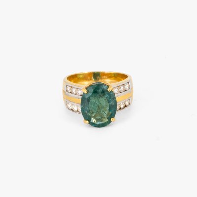 Gold ring, decorated with emerald and rows of diamonds